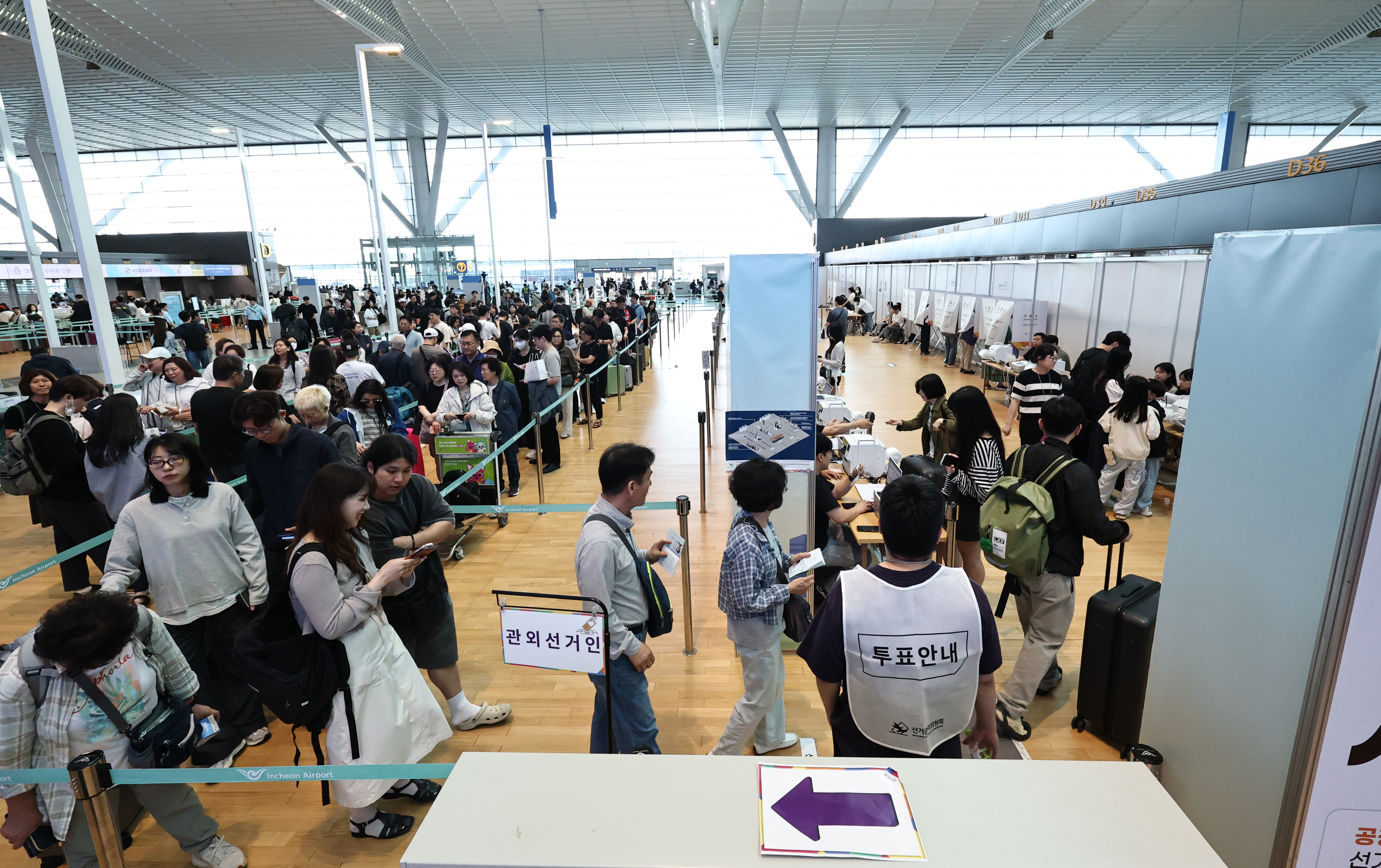Warga yang memiliki hak suara terlihat mengantre untuk menggunakan hak suara mereka pada hari pertama pemungutan suara awal yang digelar tanggal 29 Mei 2026. Foto di atas dipotret di terminal keberangkatan Bandara Internasional Incheon. (Yonhap News)  