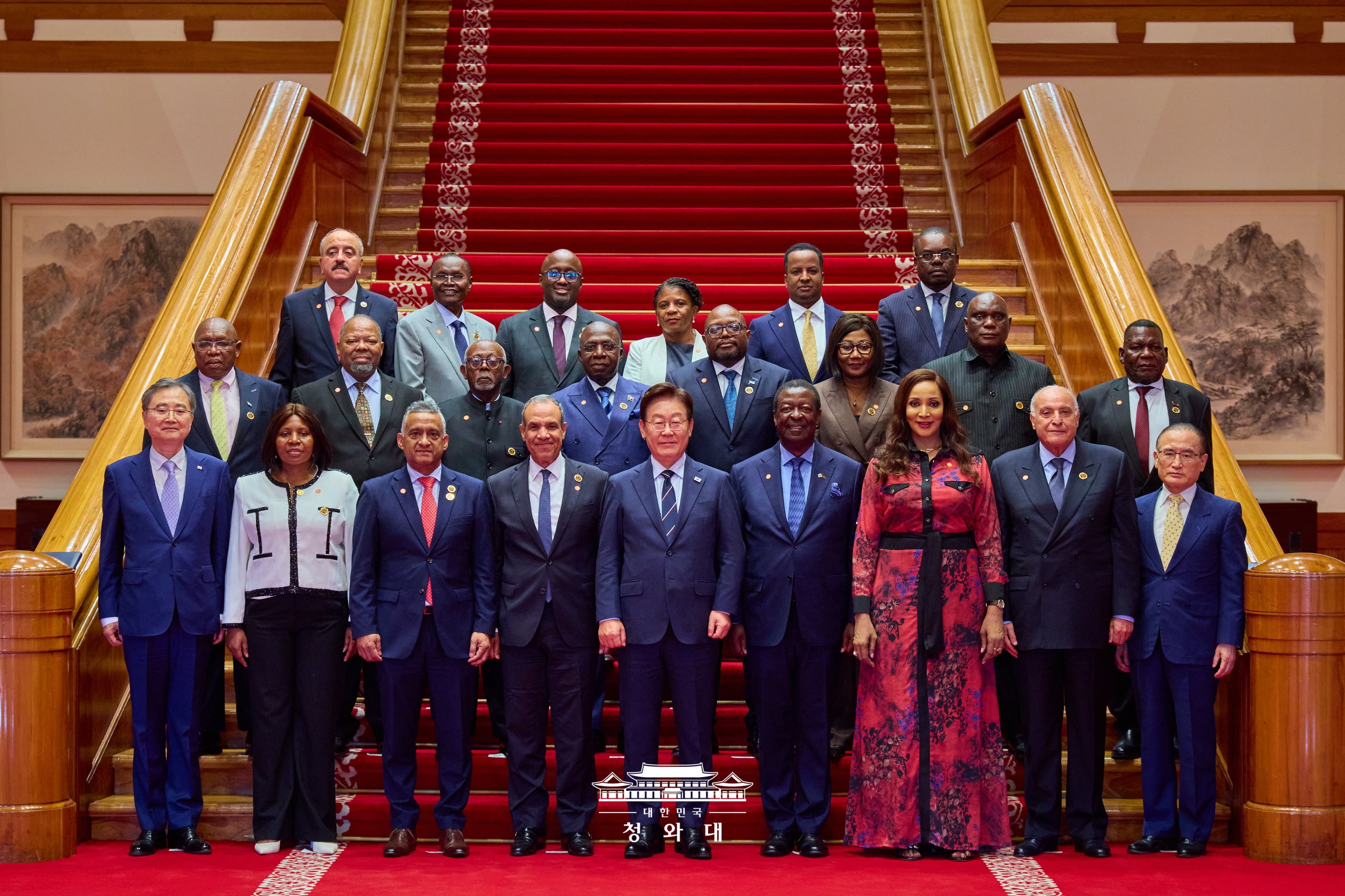 Presiden Lee Jae Myung (kelima dari kiri di baris depan) berfoto dengan para menteri luar negeri dari negara-negara Afrika serta perwakilan organisasi internasional pada tanggal 2 Juni 2026 di Cheong Wa Dae. (Cheong Wa Dae)