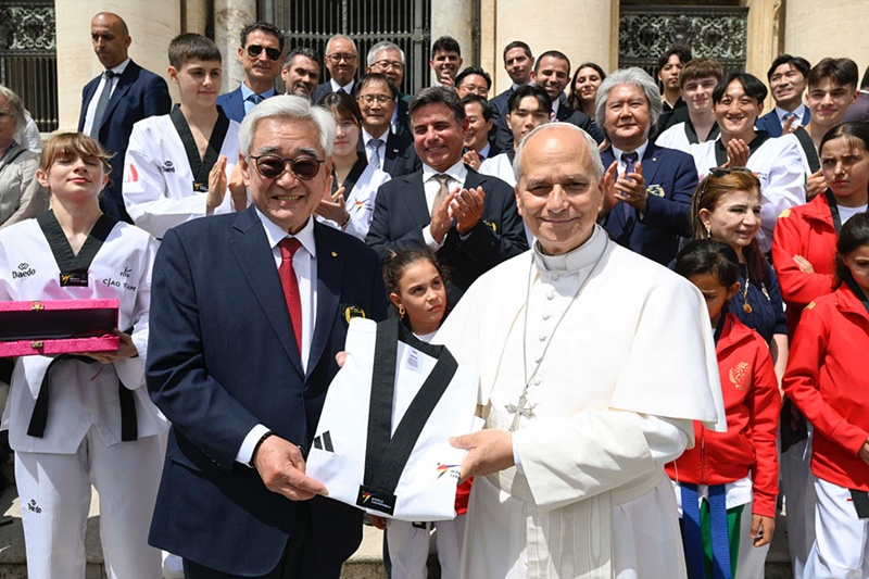 Presiden World Taekwondo (WT) Choue Chungwon (kiri) menyerahkan seragam taekwondo kepada Paus Leo XIV di Vatikan pada tanggal 3 Juni 2026 (waktu setempat). (WT) 