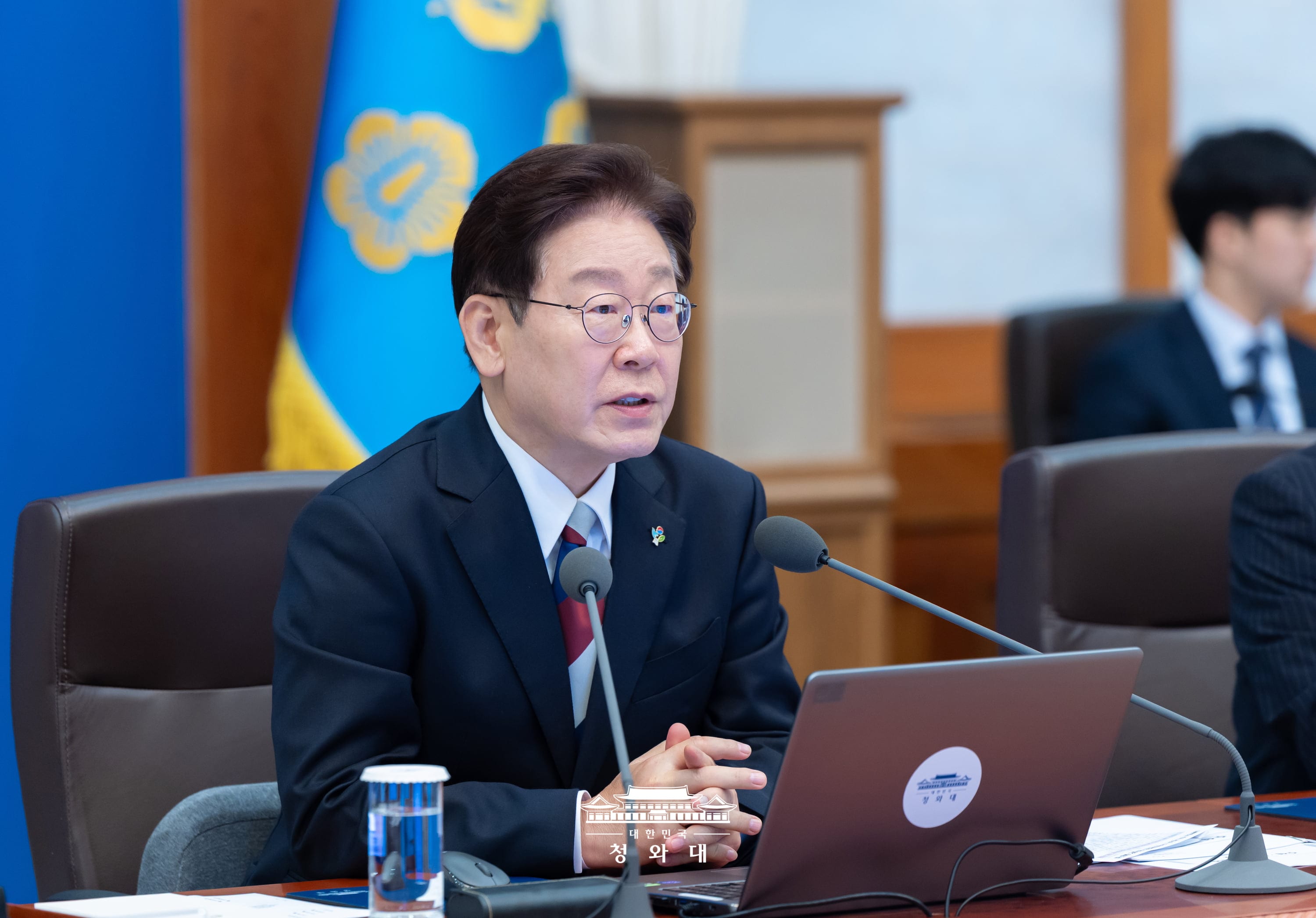 Foto di atas menunjukkan potret Presiden Lee saat memimpin rapat pada tanggal 4 Juni 2026 di Cheong Wa Dae. (Cheong Wa Dae)  