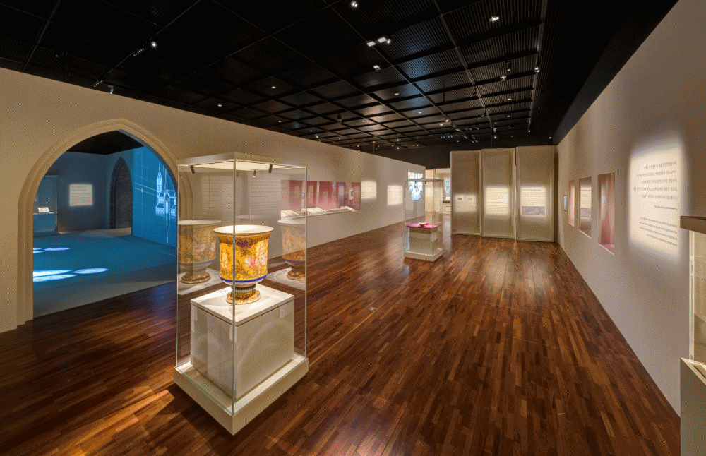 Potret pameran khusus bertajuk Gifts and Records: 140 Years of Korea–France Friendship yang digelar di Museum Istana Nasional Korea. (Layanan Warisan Korea)