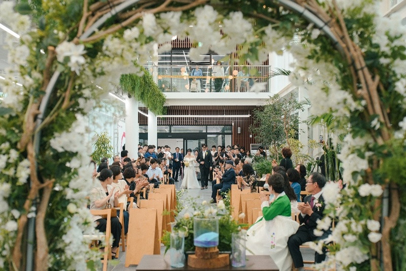 Potret di atas merupakan resepsi perkawinan pasangan pengantin pertama yang menikah melalui proyek U:ON Wedding pada tanggal 7 Juni 2026 di Pusat Bantuan Taman Ulsan, Kota Ulsan. (Pemerintah Kota Ulsan)  