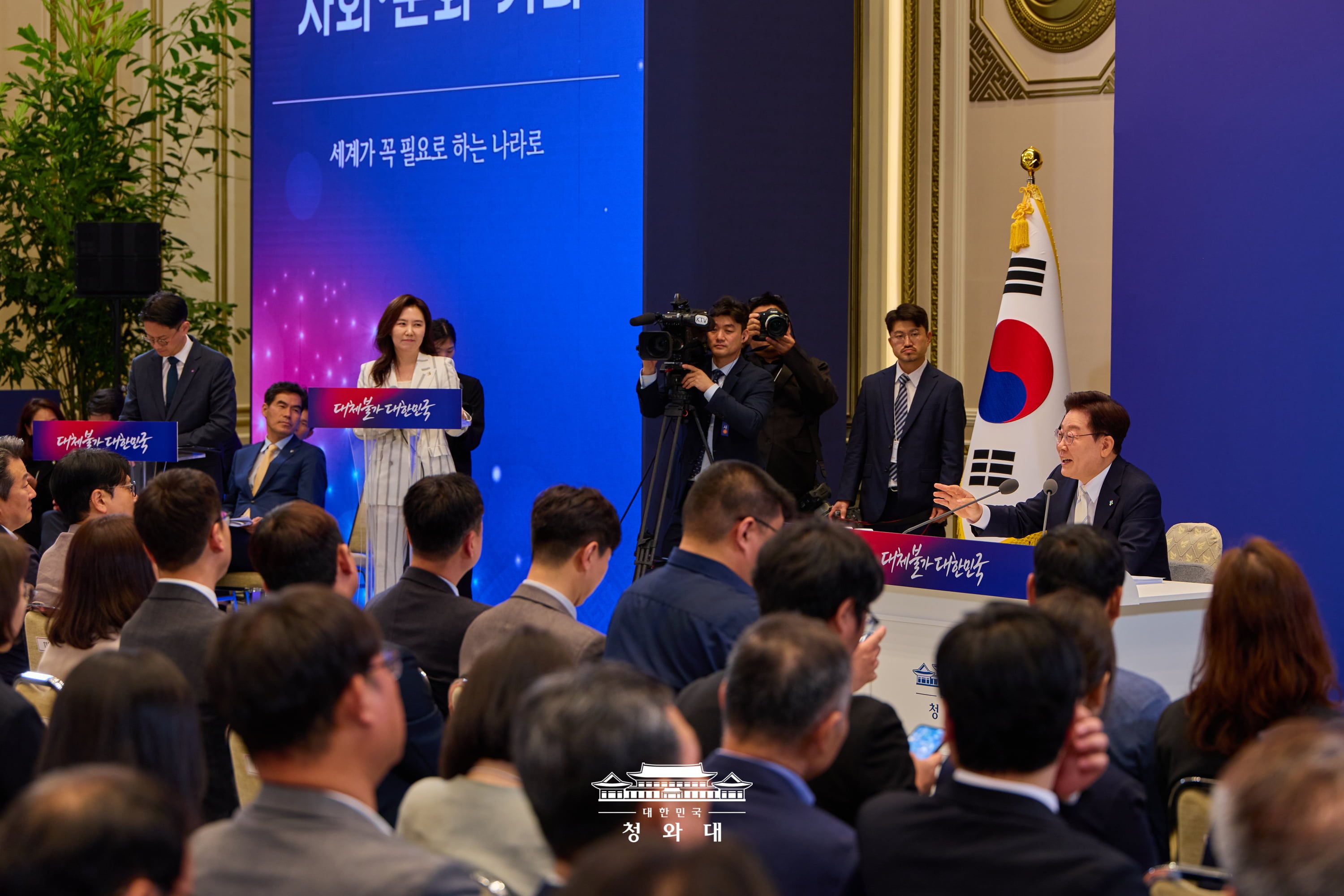 Presiden Lee Jae Myung terlihat sedang memberikan pernyataan dalam konferensi pers yang diadakan untuk menyambut satu tahun pemerintahannya pada tanggal 8 Juni 2026 di Cheong Wa Dae, Jongno-gu, Seoul.  