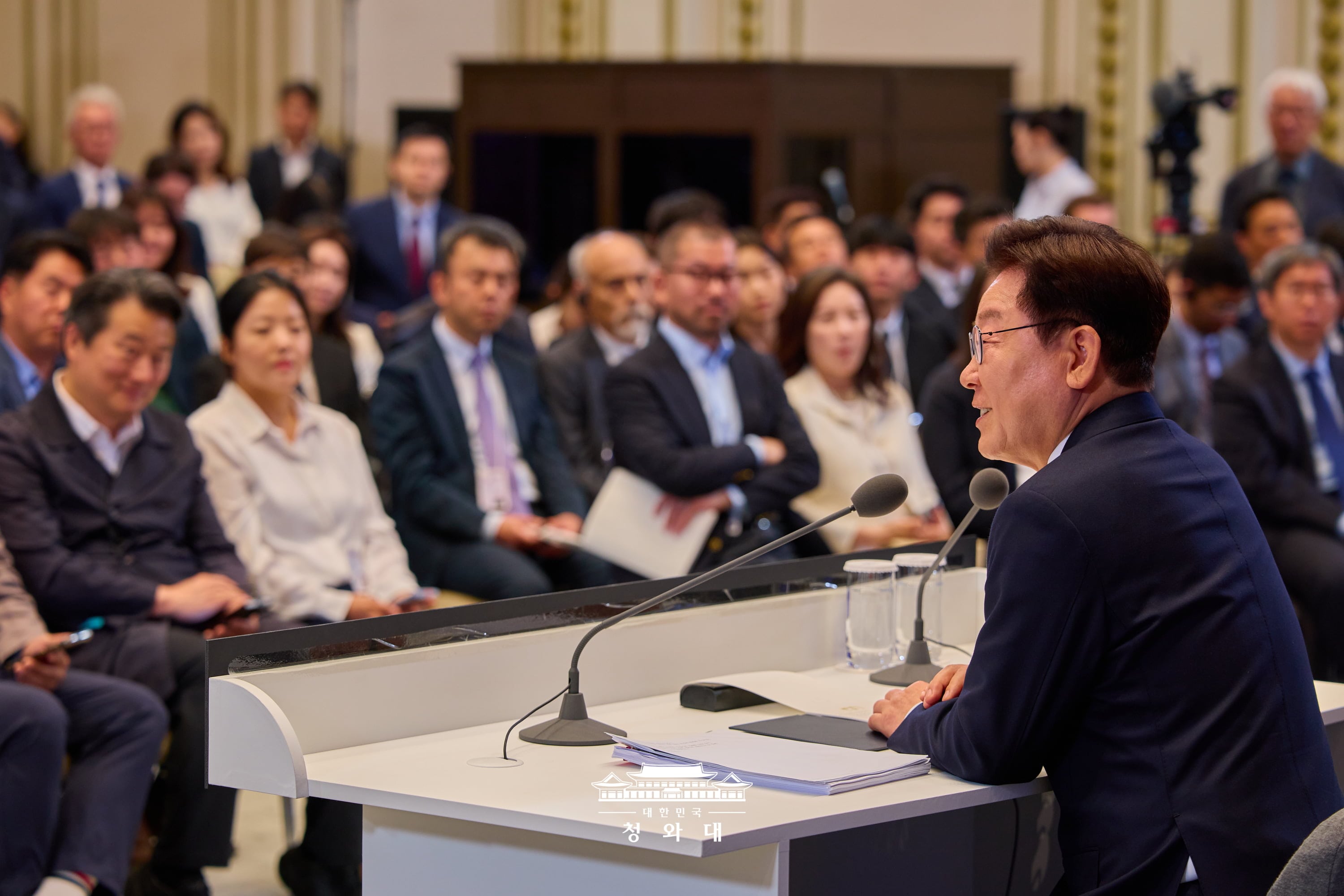 Presiden Lee Jae Myung terlihat sedang memberikan pernyataan dalam konferensi pers yang diadakan untuk menyambut satu tahun pemerintahannya pada tanggal 8 Juni 2026 di Cheong Wa Dae, Jongno-gu, Seoul.  