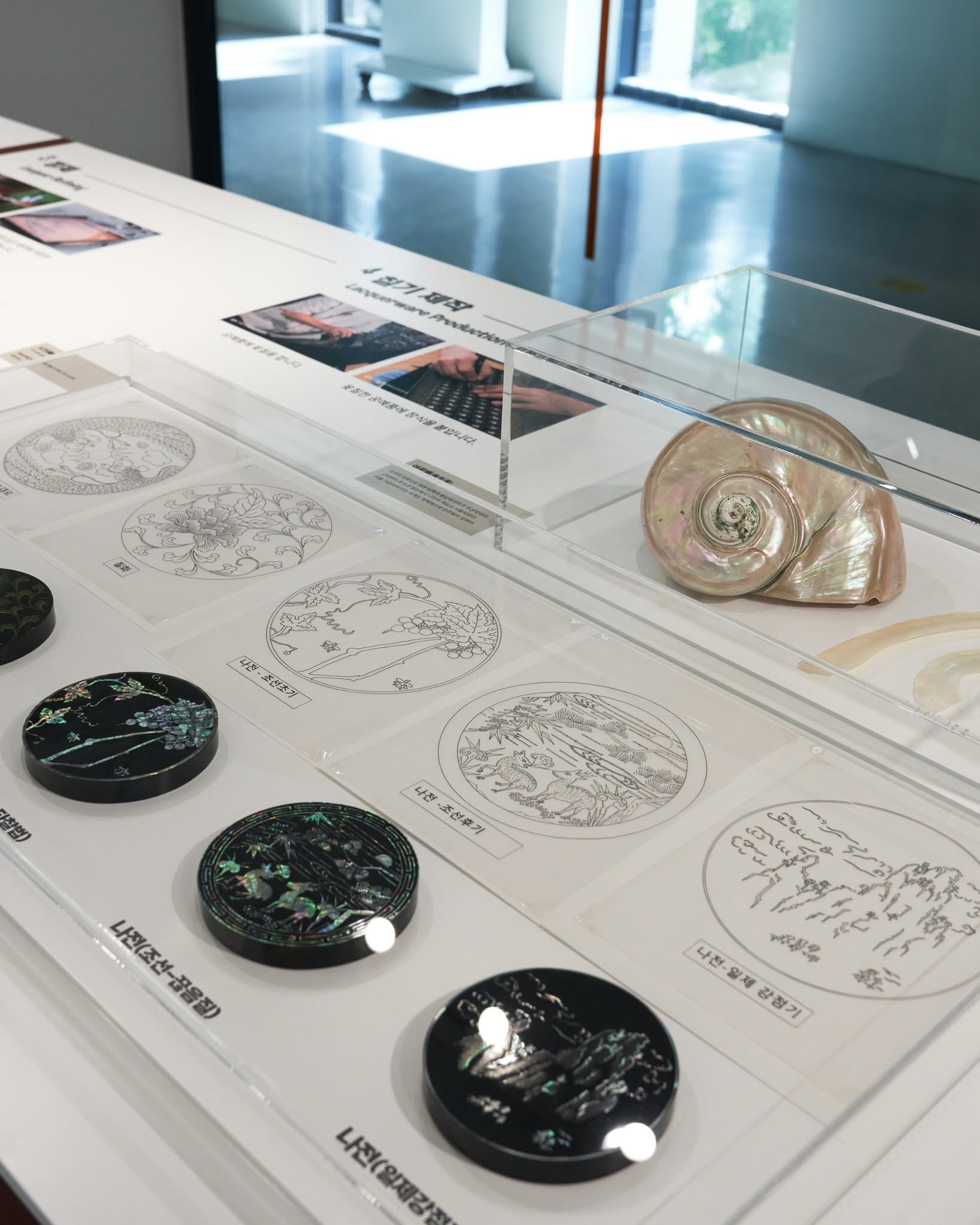 Delapan negara Asia, termasuk Korea, akan mendorong pengajuan bersama untuk budaya seni pernis sebagai Warisan Budaya Takbenda Kemanusiaan UNESCO. Foto di atas menunjukan karya kerajinan pernis yang dipamerkan dalam pameran khusus di Musem Seni Kriya Seoul pada tanggal 27 Juni 2025. (Facebook resmi Museum Seni Kriya Seoul)