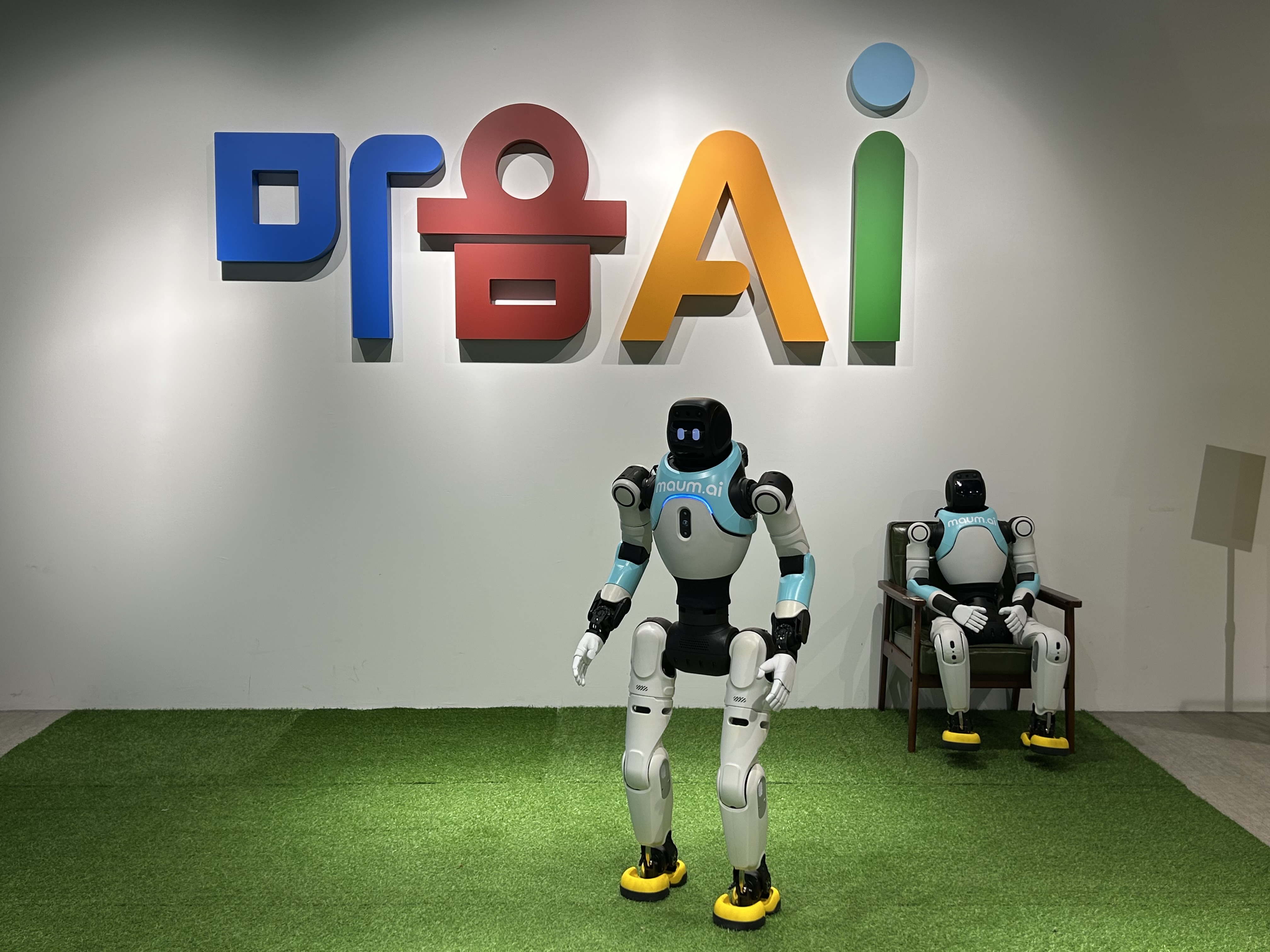 Woochi Bot merupakan salah satu contoh robot humaniod yang berfungsi untuk menampilkan pertunjukan dengan menampilkan tarian.  