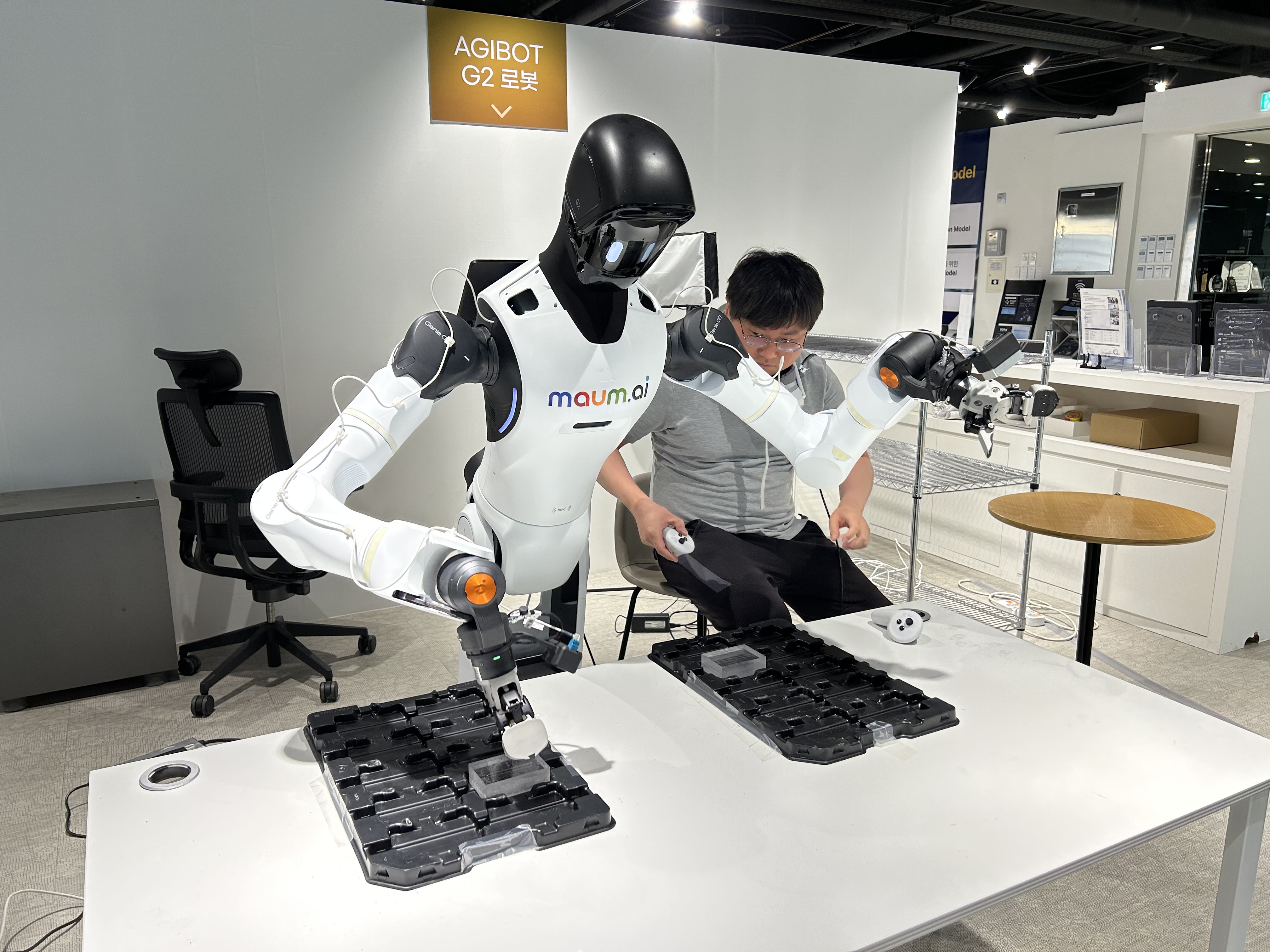 Potret robot yang sedang berlatih untuk pekerjaan meletakkan kaleng di kotak pada tanggal 21 Mei 2026 di MAUM.AI, Kota Seongnam, Provinsi Gyeonggi. 