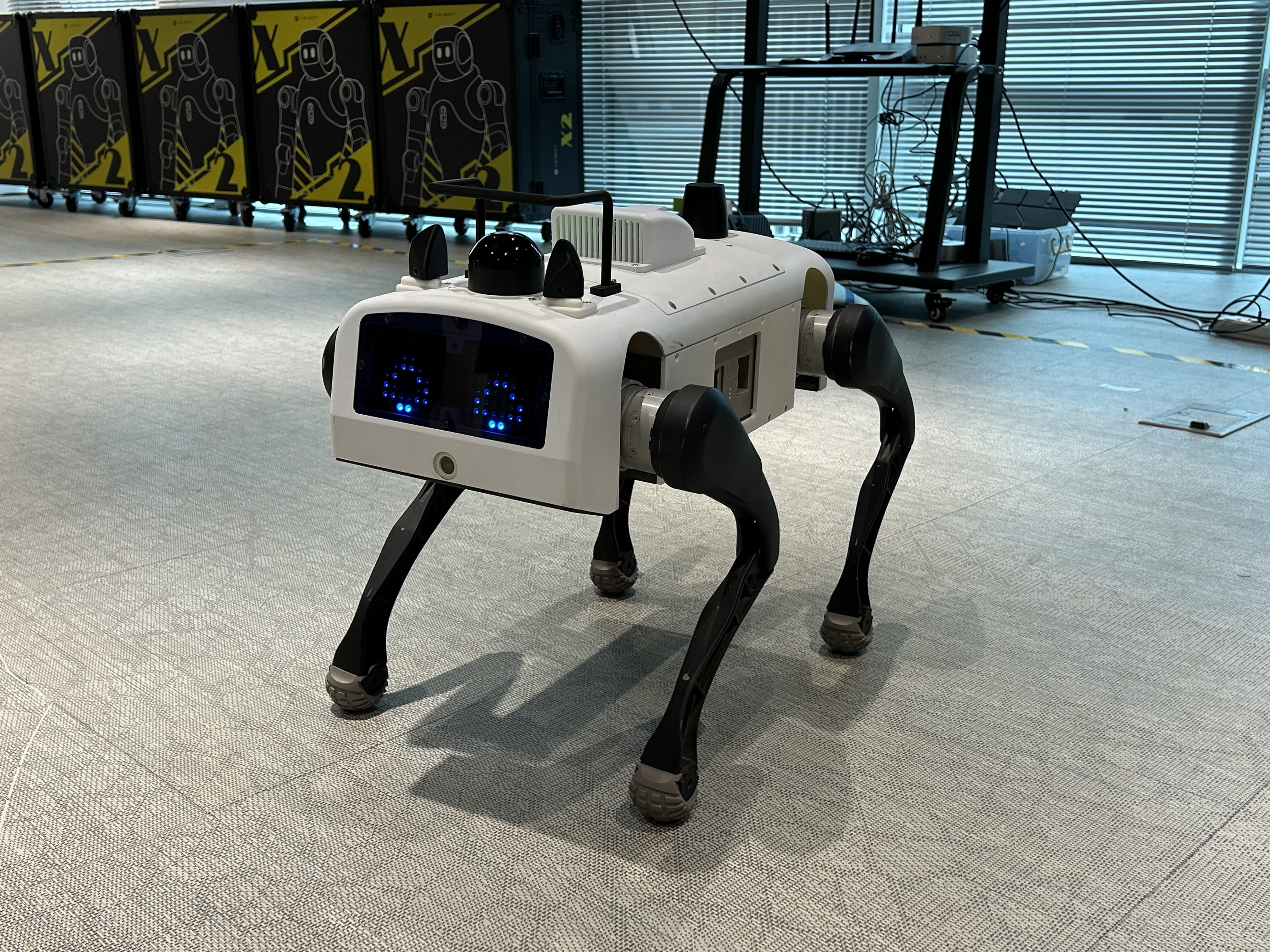 JINDO BOT merupakan robot berkaki empat yang diproduksi dengan teknologi Korea dan mampu bergerak dengan memahami pemerintah dari manusia.   