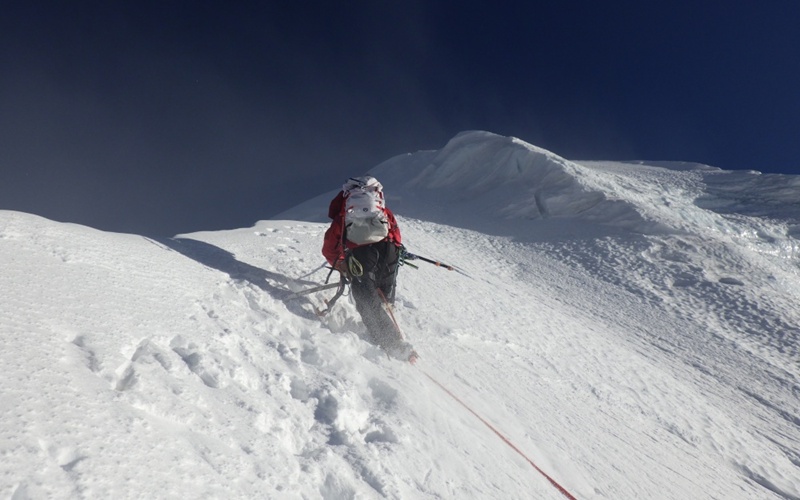 Kapten An Chiyoung mendaki punggungan salju di ketinggian sekitar 6.100m menuju SAT Peak pada tanggal 2 Mei 2026. (An Chiyoung)