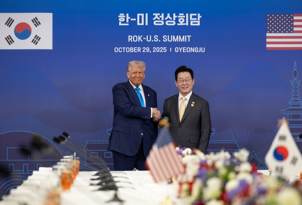 Presiden Lee Jae Myung (kanan) berjabat tangan dengan Presiden Amerika Serikat, Donald Trump, dalam KTT Korea-AS yang digelar tanggal 29 Oktober 2025 di Kota Gyeongju, Provinsi Gyeongsangbuk. 