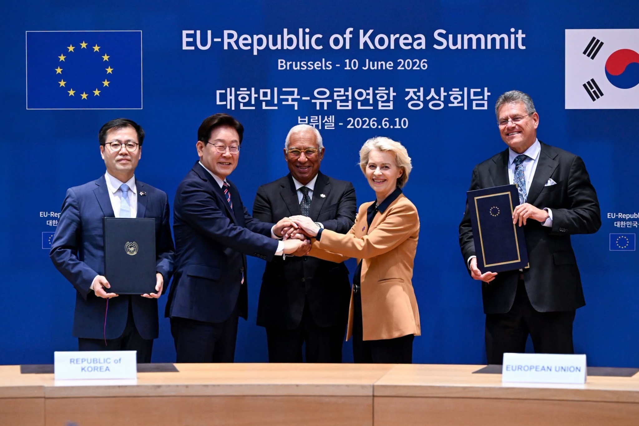 Dari kiri ke kanan: Kepala Departemen Perdagangan di Kementerian Perindustrian, Perdagangan, dan Sumber Daya, Yeo Han-koo; Presiden Lee Jae Myung; Presiden Dewan Eropa, Antonio Costa; Presiden Komisi Eropa, Ursula von der Leyen; serta Komisioner Eropa untuk Perdagangan dan Keamanan Ekonomi, Maros Sefcovic, berpose setelah menandatangani perjanjian kerja sama terkait perdagangan digital pada tanggal 10 Juni 2026 (waktu setempat) di kantor pusat Dewan Uni Eropa, Brussel, Belgia. (Facebook resmi Dewan Uni Eropa) 