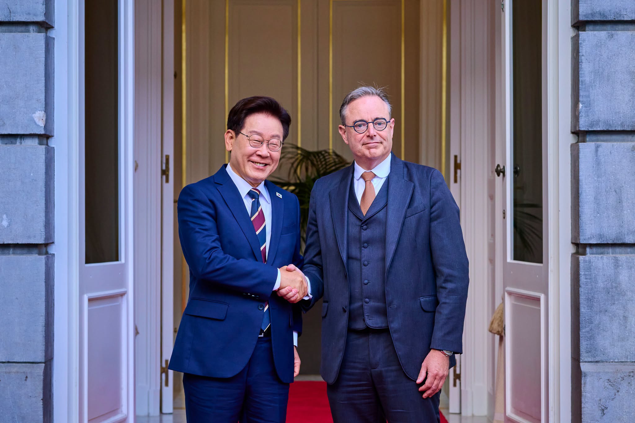 Presiden Lee Jae Myung (kiri) berjabat tangan dengan Perdana Menteri Belgia, Bart De Wever, setelah KTT Korea-Belgia yang digelar pada tanggal 10 Juni 2026 (waktu setempat) di kediaman Perdana Menteri Belgia di Brussel. (laman Facebook resmi Presiden Lee Jae Myung)  