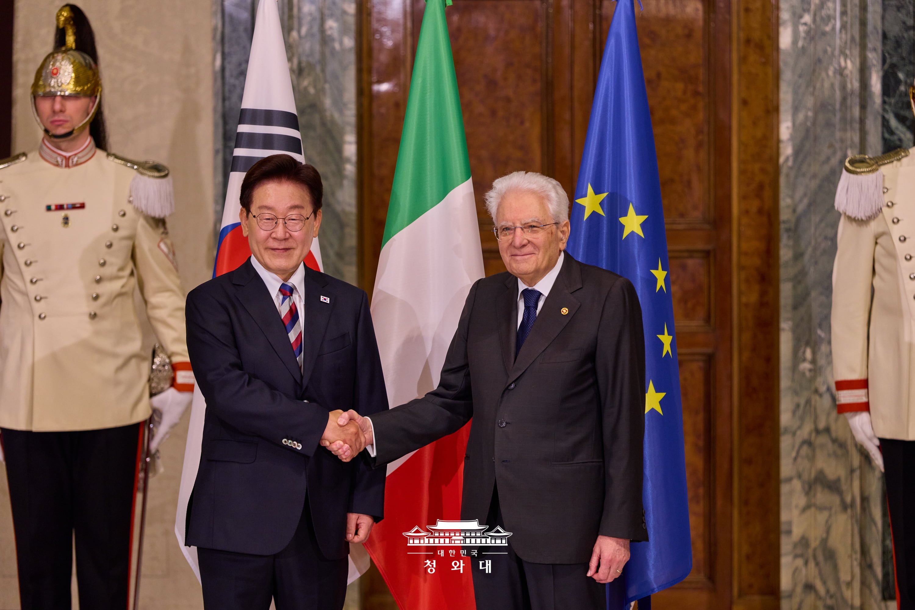 Presiden Lee Jae Myung (kiri) berjabat tangan dengan Presiden Italia, Sergio Mattarela, sebelum KTT Korea-Italia yang digelar pada tanggal 11 Juni 2026 (waktu setempat) di Istana Quirinal, Roma, Italia. (Cheong Wa Dae)  