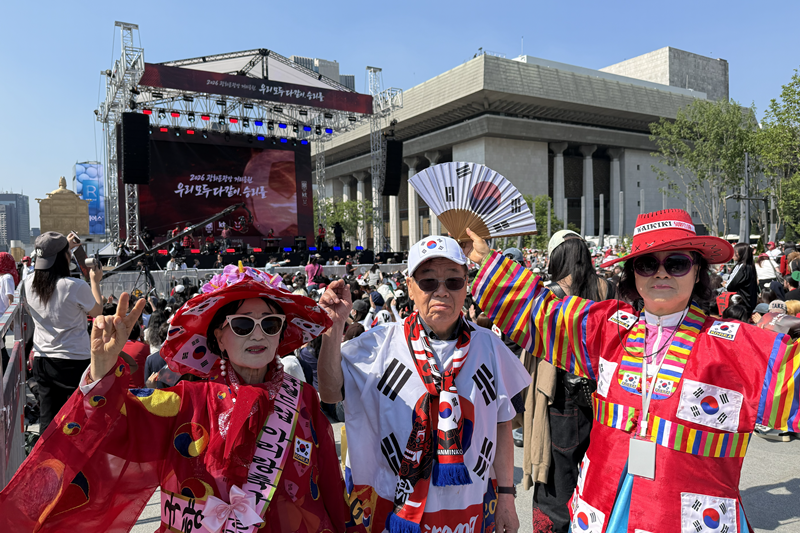 Para pendukung tim nasional Korea berpose dengan menggunakan pakaian dengan atribut Korea dalam acara nonton bersama pertandingan Korea vs Ceko yang digelar pada tanggal 12 Juni 2026 di Alun-alun Gwanghwamun, Jongno-gu, Seoul. (Hong Angie) 