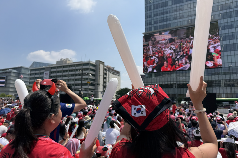 Para pendukung tim nasional Korea berteriak untuk mendukung tim nasional sepak bola putra Korea dalam acara nonton bersama pertandingan Korea vs Ceko yang digelar pada tanggal 12 Juni 2026 di Alun-alun Gwanghwamun, Jongno-gu, Seoul. (Hong Angie)