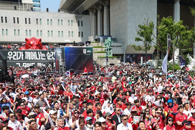 Para pendukung tim nasional sepak bola Korea memadati Alun-alun Gwanghwamun di Seoul pada tanggal 12 Juni 2026 untuk mendukung Korea dalam pertandingan melawan Ceko di Piala Dunia FIFA 2026. ([Park Daejin) 