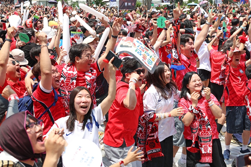 Menteri Kebudayaan, Olahraga, dan Pariwisata, Chae Hwi-young berada di tengah para warga untuk memberikan dukungan kepada tim nasional sepak bola putra Korea dalam acara nonton bersama pertandingan Korea vs Ceko yang digelar pada tanggal 12 Juni 2026 di Alun-alun Gwanghwamun, Jongno-gu, Seoul. (Kementerian Kebudayaan, Olahraga, dan Pariwisata)