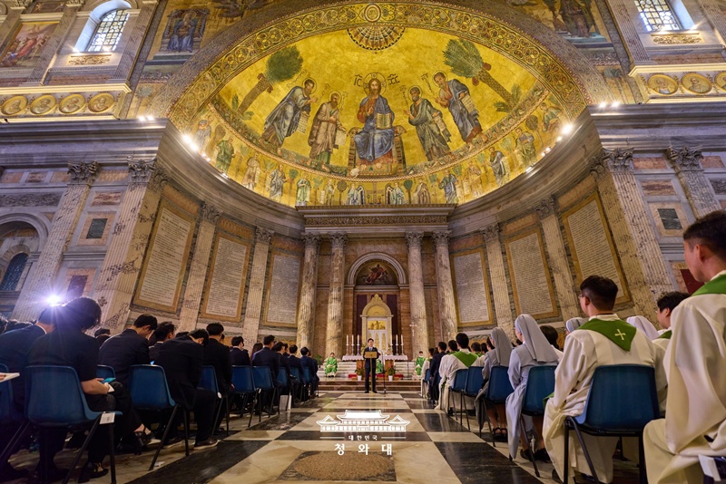Presiden Lee Jae Myung menyampaikan pidato saat menghadiri misa khusus untuk perdamaian dan solidaritas yang digelar pada tanggal 14 Juli 2026 (waktu setempat) di Basilika Santo Paulus di Luar Tembok, Roma, Italia.  