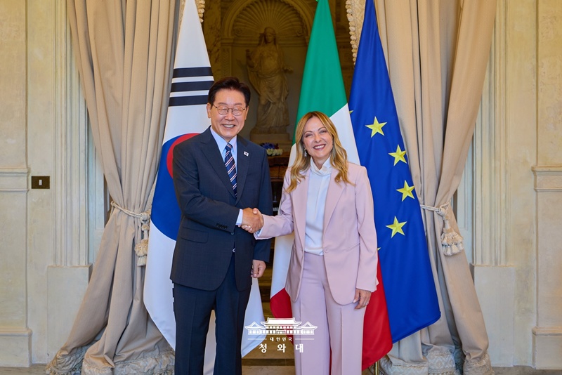Presiden Lee Jae Myung (kiri) berjabat tangan dengan Perdana Menteri Italia, Giorgia Meloni, dalam acara penyambutan yang digelar pada tanggal 12 Juni 2026 (waktu setempat) di Villa Doria Pamphilj, Roma, Italia.  