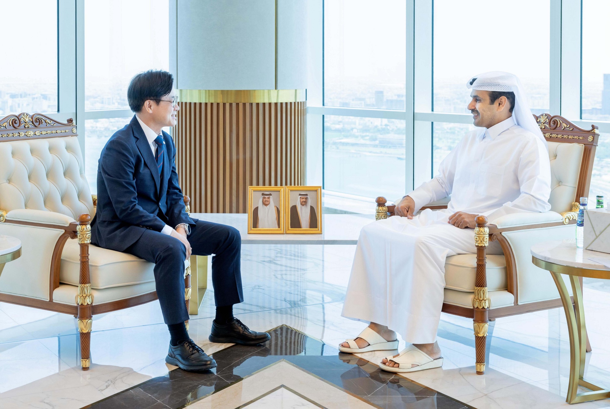 Menteri Perindustrian, Perdagangan, dan Sumber Daya Kim Jung-Kwan (kiri) berdiskusi dengan Menteri Negara Urusan Energi sekaligus CEO QatarEnergy, Saad bin Sherida Al Kaabi, mengenai kerja sama pasokan LNG dan kondensat di kantor pusat QatarEnergy pada tanggal 15 Juni 2026 (waktu setempat).
