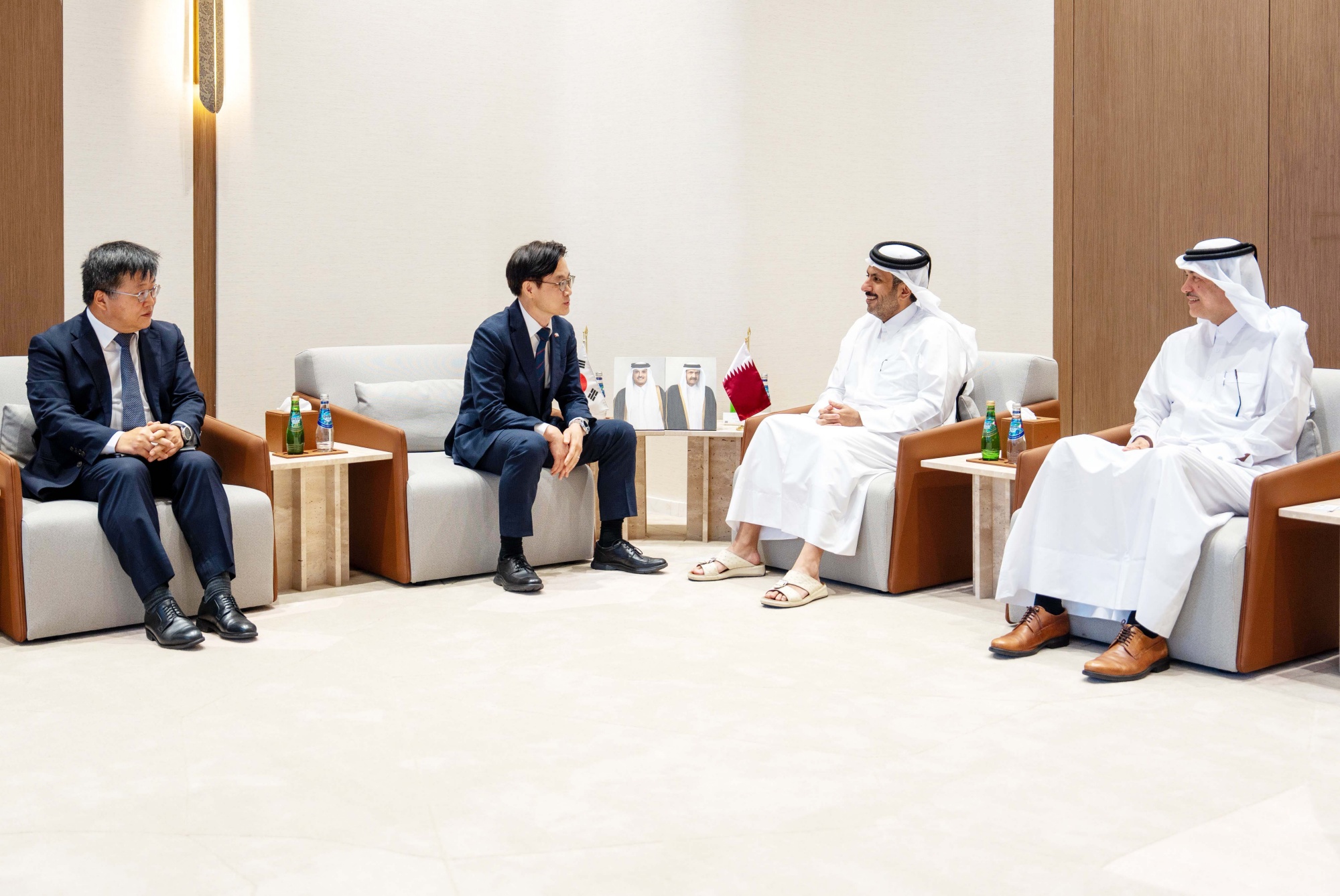 Menteri Perindustrian, Perdagangan, dan Sumber Daya Kim Jung-Kwan (kedua dari kiri) mengadakan pertemuan dengan Menteri Perdagangan dan Industri Qatar Sheikh Faisal bin Thani bin Faisal Al Thani (kedua dari kanan) di Qatar pada tanggal 15 Juni 2026 (waktu setempat) guna membahas upaya memperluas kerja sama di sektor industri canggih.