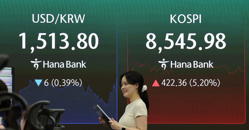 Indeks KOSPI dan nilai tukar won terhadap dolar ditampilkan di papan informasi ruang dealing Hana Bank di Jung-gu, Seoul, pada tanggal 15 Juni 2026. (Yonhap News)