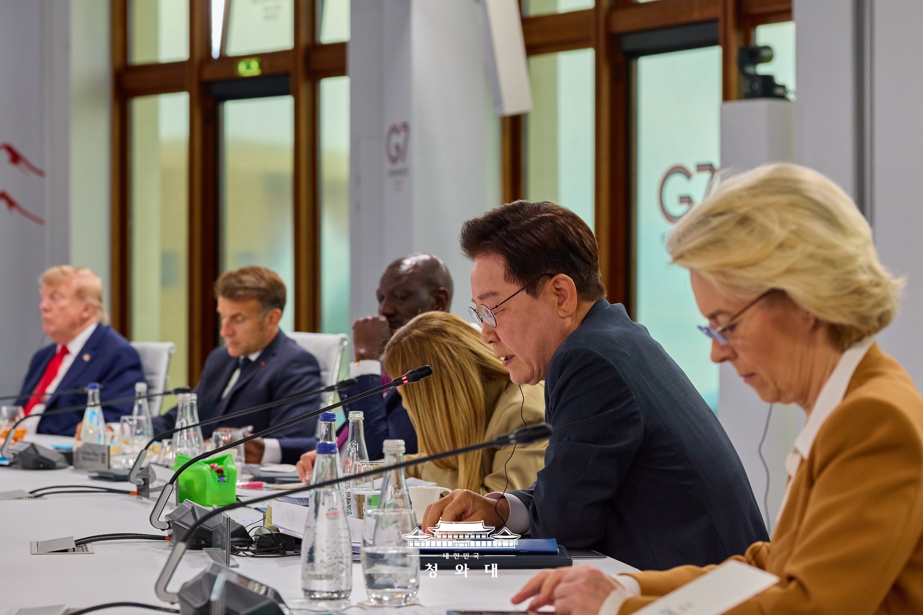 Presiden Lee Jae Myung (kedua dari kanan) menyampaikan pidato dalam sesi perluasan G7 yang digelar di &Eacute;vian-les-Bains, Prancis, pada tanggal 16 Juni 2026 (waktu setempat).