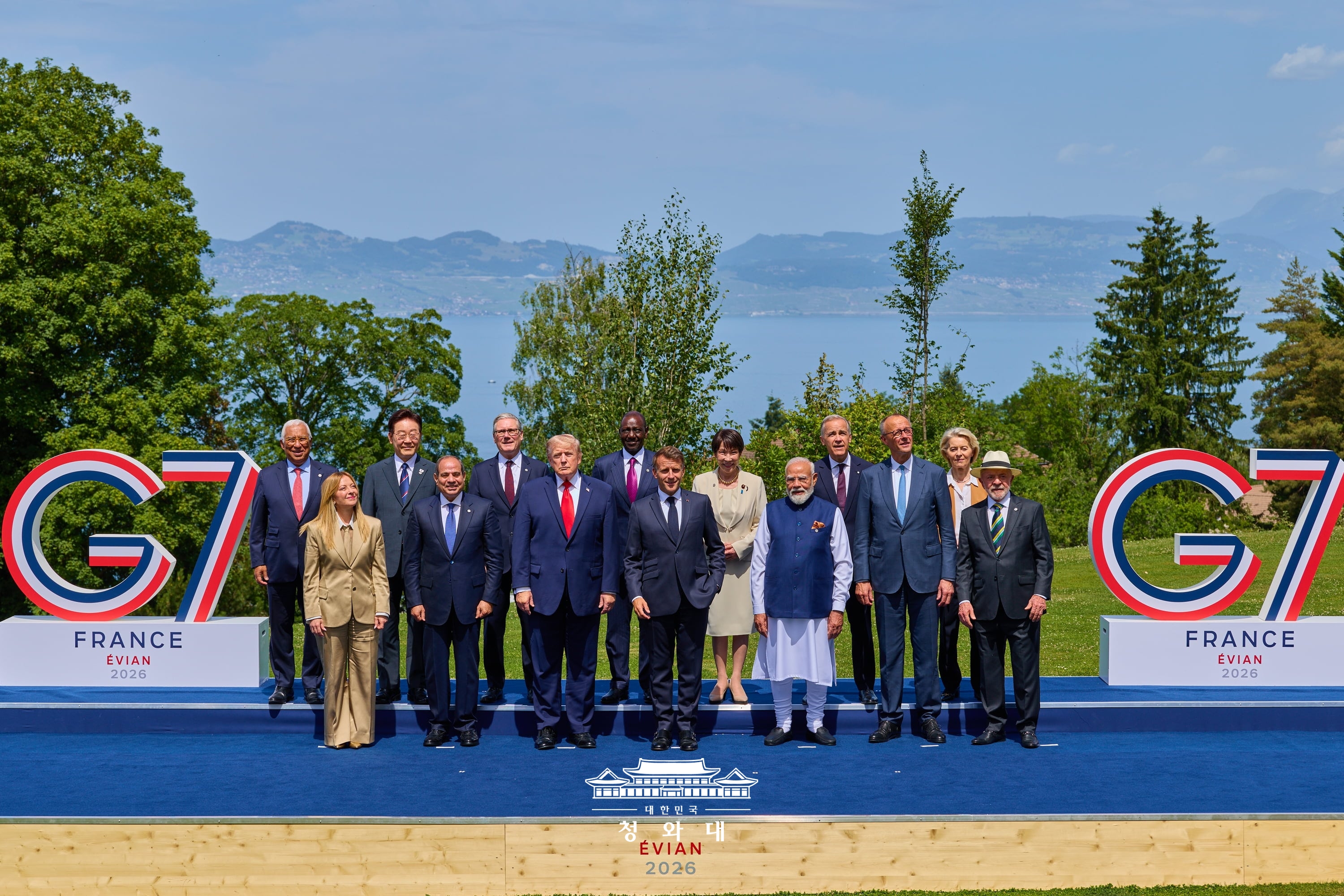 Presiden Lee Jae Myung (ketiga dari kiri) berfoto bersama para pemimpin negara dalam acara KTT Kelompok Tujuh (G7) di &Eacute;vian-les-Bains, Prancis, pada tanggal 16 Juni 2026 (waktu setempat).