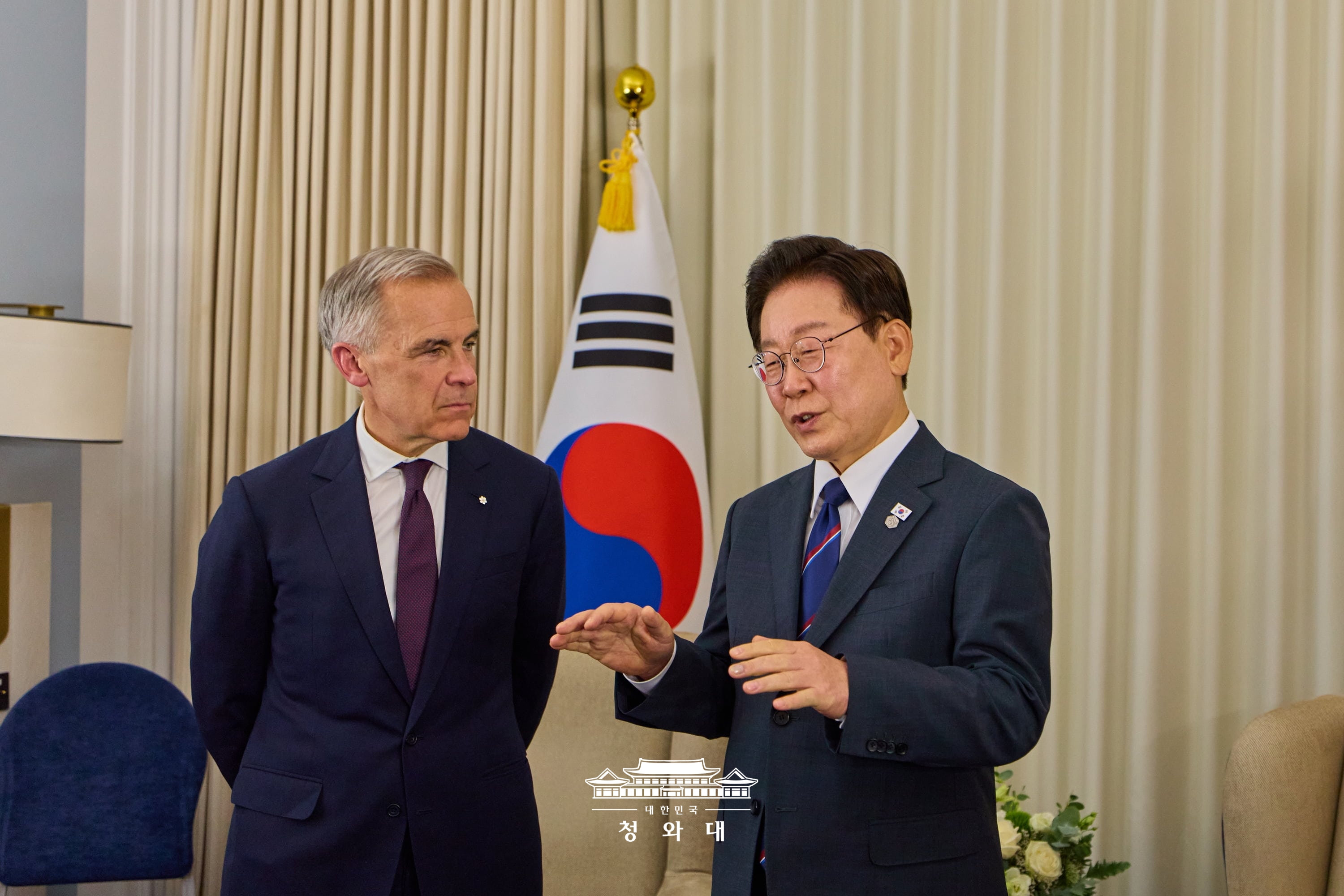 Presiden Lee Jae Myung (kanan) dan Perdana Menteri Kanada Mark Carney menggelar pertemuan bilateral di &Eacute;vian-les-Bains, Prancis, lokasi berlangsungnya Konferensi Tingkat Tinggi (KTT) Kelompok Tujuh (G7), pada tanggal 16 Juni 2026 (waktu setempat).