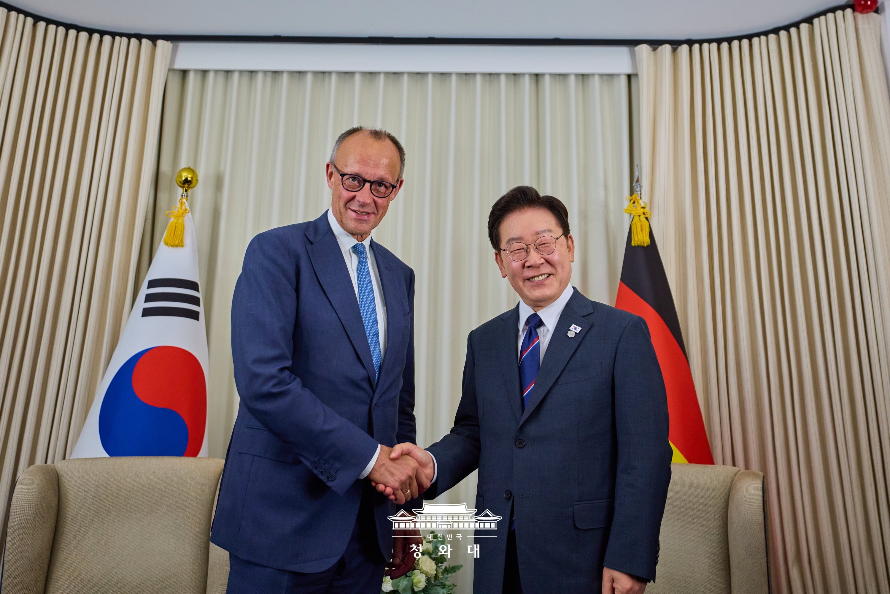 Presiden Lee Jae Myung dan Kanselir Jerman Friedrich Merz berjabat tangan usai menggelar pertemuan bilateral di &Eacute;vian-les-Bains, Prancis, lokasi berlangsungnya Konferensi Tingkat Tinggi (KTT) Kelompok Tujuh (G7), pada tanggal 16 Juni 2026 (waktu setempat).