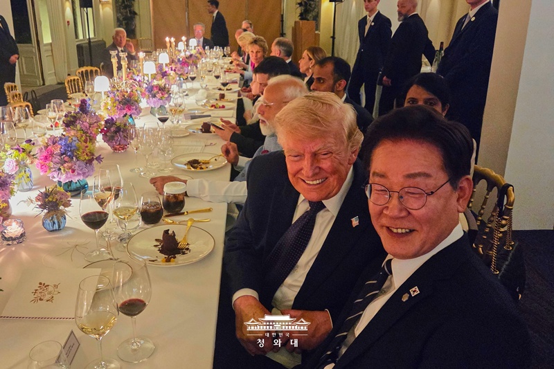 Presiden Lee Jae Myung (kanan) berfoto bersama Presiden Amerika Serikat Donald Trump dalam jamuan makan malam resmi KTT G7 yang digelar di Évian-les-Bains, Prancis, pada tanggal 16 Juni 2026 (waktu setempat). (Cheong Wa Dae)