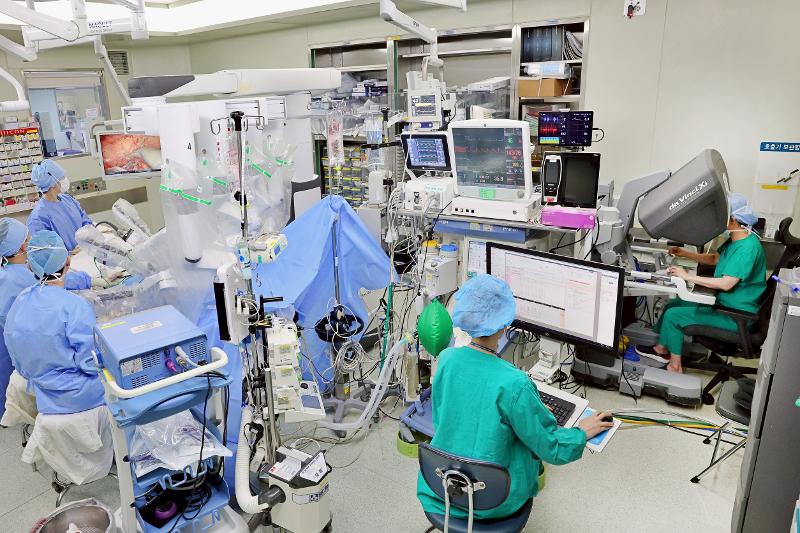 Foto di atas menunjukkan prosedur operasi robotik yang dilakukan pada pasien kanker rektum di Asan Medical Center, Seoul. (Asan Medical Center)