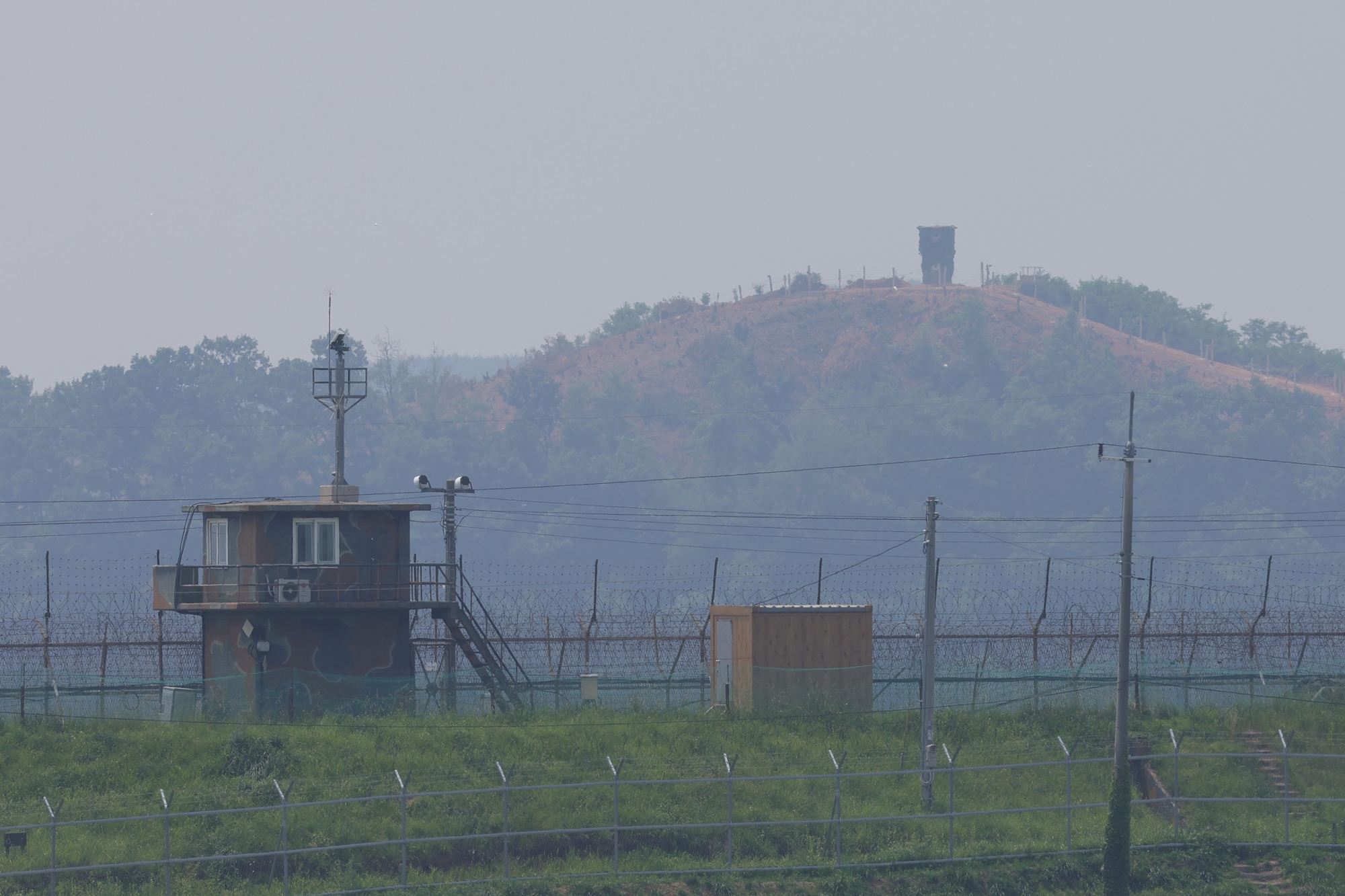 Pos militer Republik Korea dan Korea Utara terlihat saling berhadapan di kawasan perbatasan Paju, dengan Sungai Imjin membentang di antara keduanya. (Yonhap News)