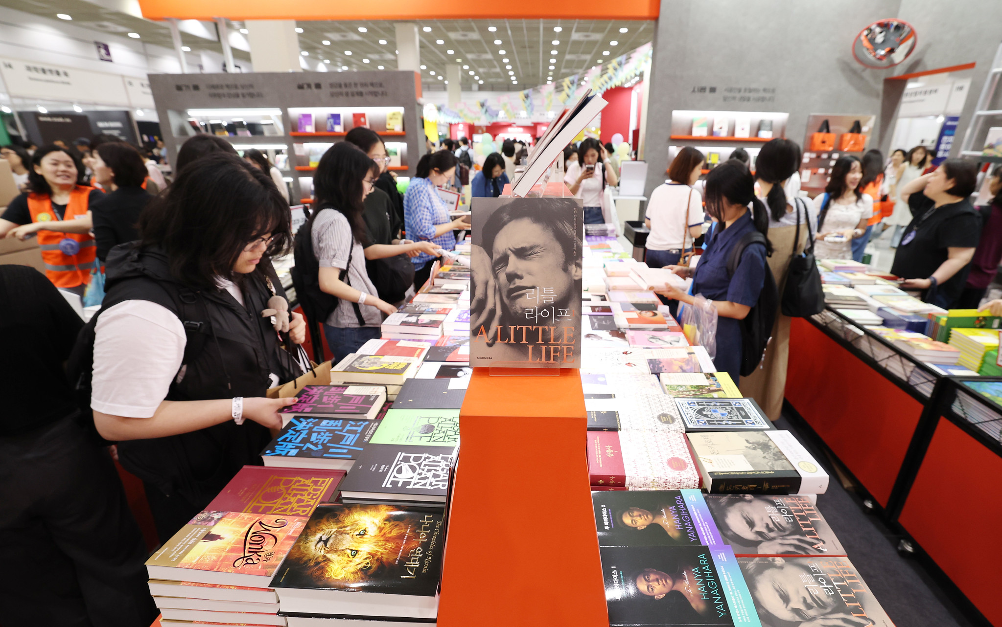 Para pengunjung melihat buku-buku yang dipamerkan dalam Pameran Buku Internasional Seoul 2025 yang digelar di COEX, Samseong-dong, Gangnam-gu, Seoul, pada tanggal 18 Juni 2025. (Lee Jeong Woo)