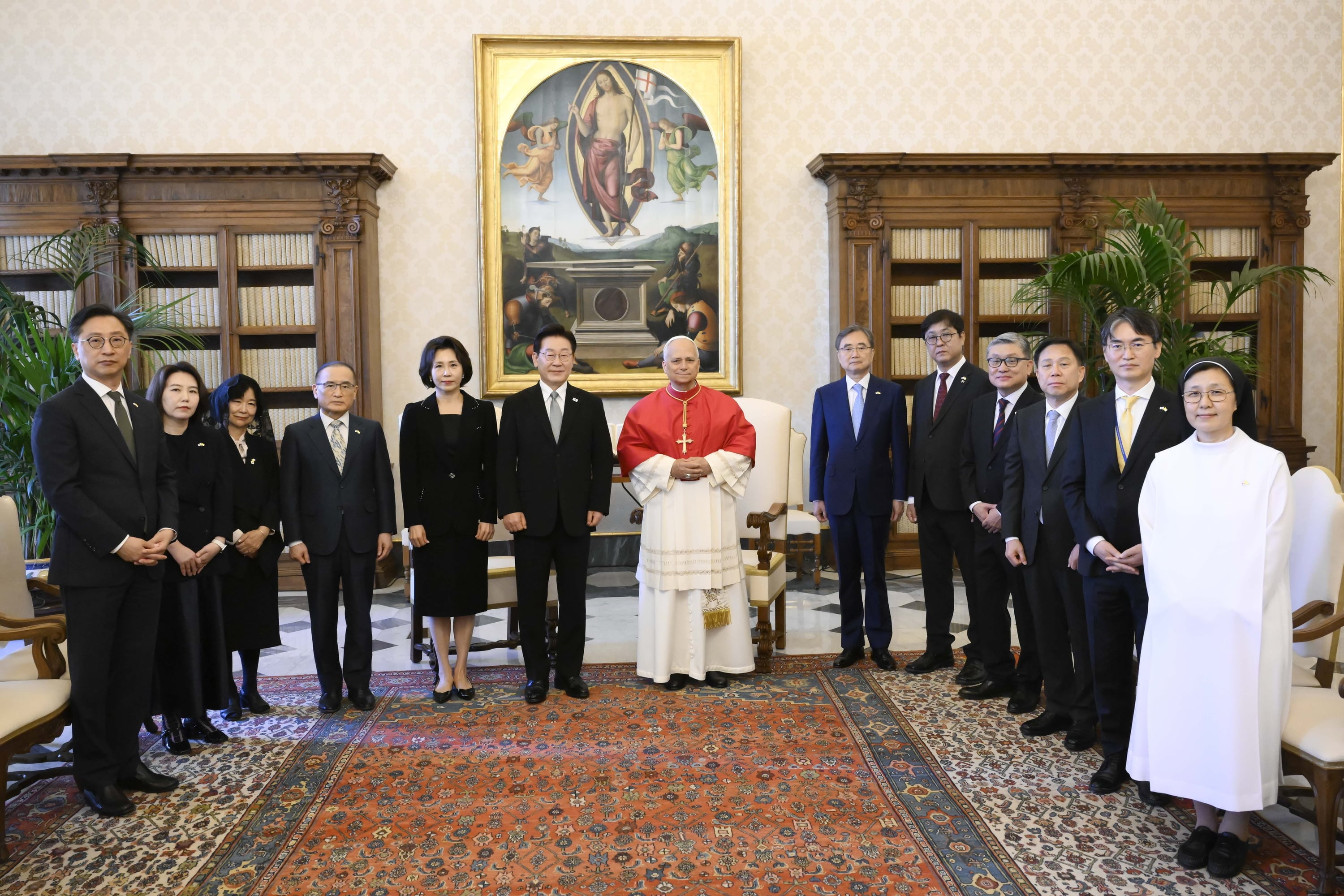 Presiden Lee Jae Myung (keenam dari kiri) dan Paus Leo XIV berfoto bersama para peserta menjelang pertemuan pribadi mereka di Istana Apostolik Vatikan pada tanggal 15 Juni 2026 (waktu setempat). (Vatican Media) 