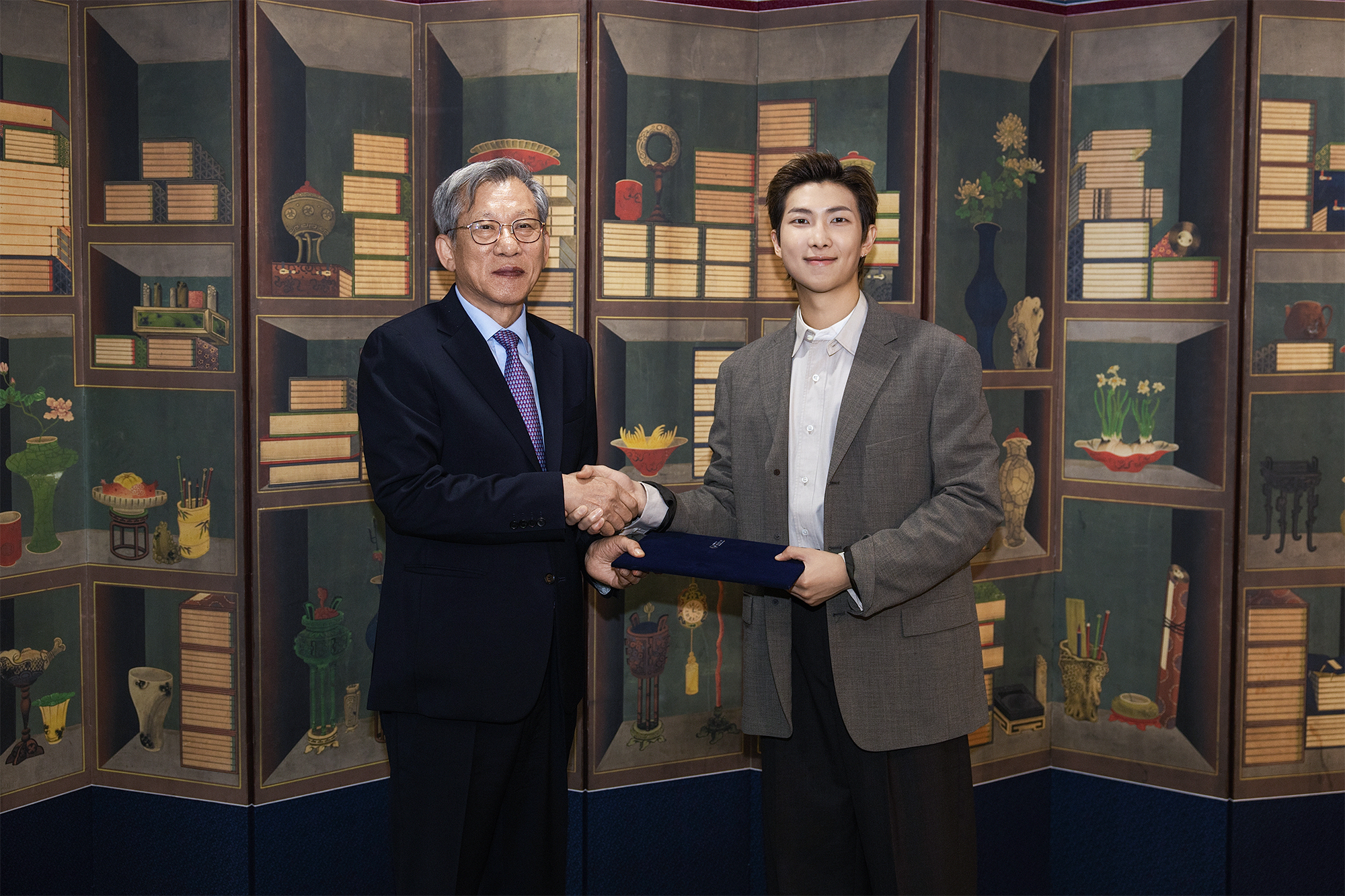 RM (kanan), anggota BTS, resmi ditunjuk sebagai duta promosi global Museum Nasional Korea pada tanggal 19 Juni 2026. 