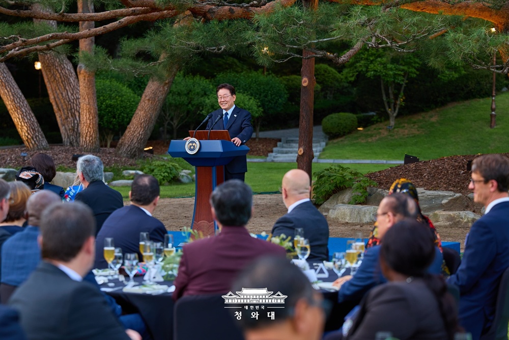 Presiden Lee Jae Myung memberikan kata sambutan dalam jamuan makan malam dengan para diplomat asing serta perwakilan organisasi internasional di Seoul pada tanggal 23 Juni 2026 di Taman Nokjiwon Cheong Wa Dae, Seoul. (Cheong Wa Dae) 