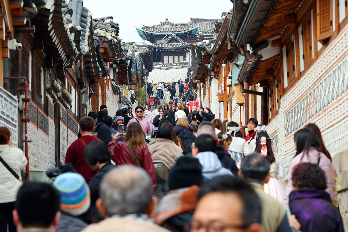 Jumlah wisatawan asing yang mengunjungi Korea pada paruh pertama tahun 2026 telah melampaui 10 juta orang. Foto di atas menunjukkan Kampung Hanok Bukchon di Seoul yang dipenuhi pengunjung pada tanggal 16 Maret 2026. (Korea.net DB)