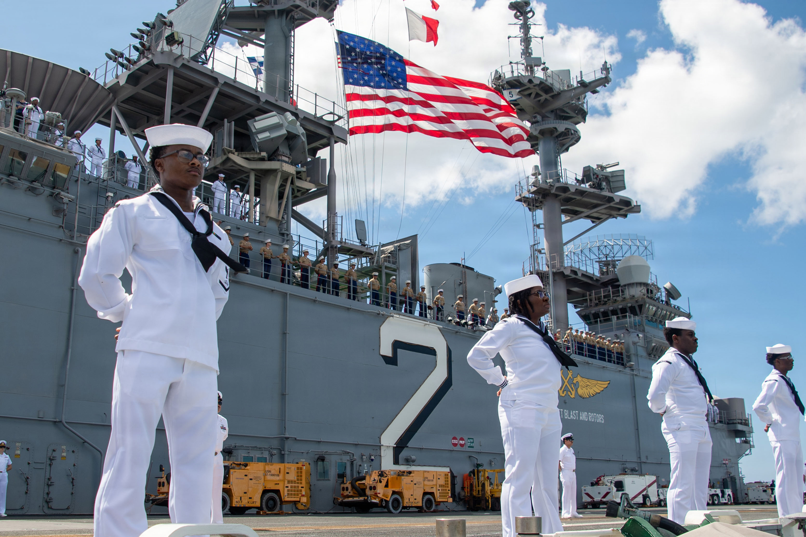 Prajurit Angkatan Laut dan Korps Marinir Amerika Serikat berbaris di geladak kapal serbu amfibi USS Essex saat memasuki Pearl Harbor, Hawaii, Amerika Serikat, pada tanggal 21 Juni 2026 (waktu setempat) untuk mengikuti Latihan Rim of the Pacific (RIMPAC) 2026. (Departemen Pertahanan Amerika Serikat)   
