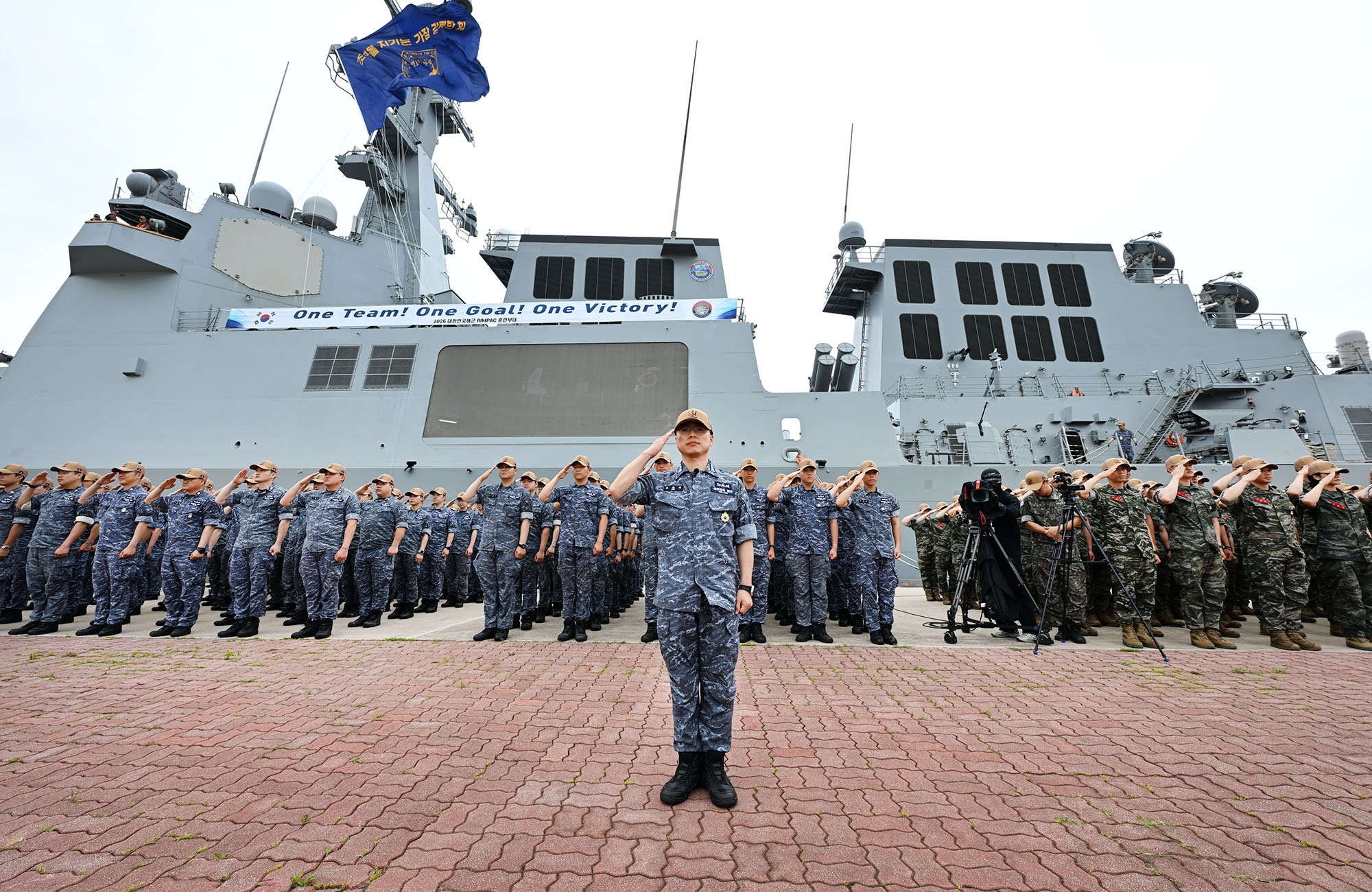 Kapal perusak Aegis berbobot 8.200 ton, ROKS Jeongjo the Great, berangkat dari Pangkalan Angkatan Laut Jeju pada tanggal 1 Juni 2026 untuk mengikuti Latihan Rim of the Pacific (RIMPAC) 2026. (Angkatan Laut Republik Korea)