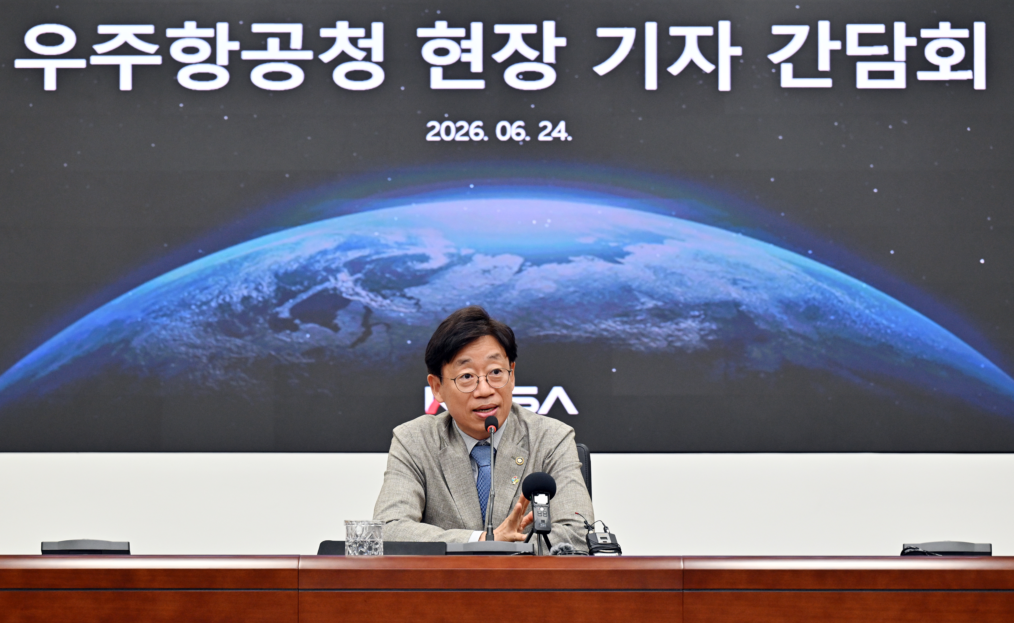 Kepala KASA (Badan Penerbangan dan Antariksa Korea), Oh Taeseog, memberikan penjelasan dalam konferensi pers yang digelar pada tanggal 24 Juni 2026 di KASA, Kota Sacheon, Provinsi Gyeongsangnam. (KASA)