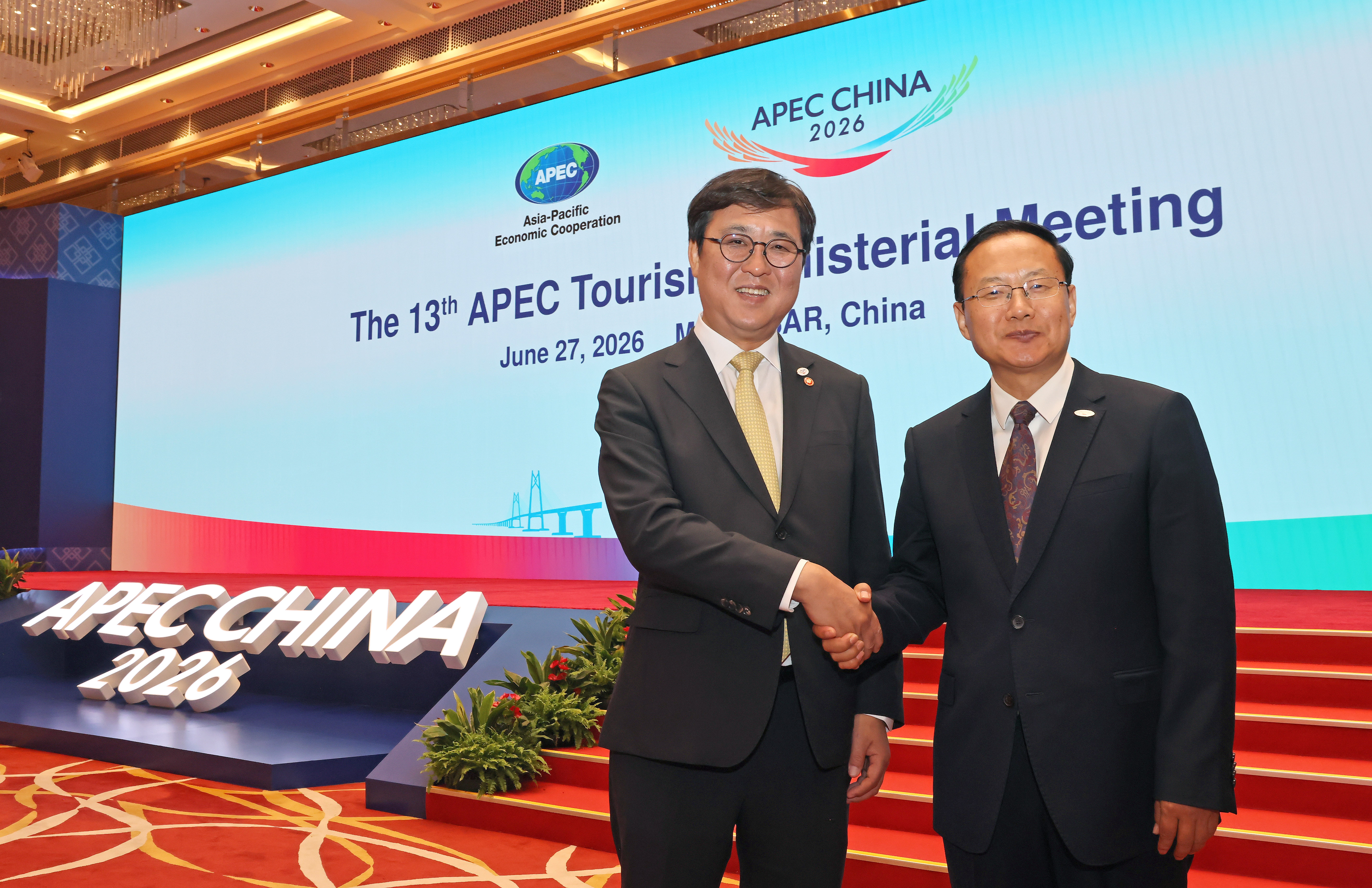 Menteri Kebudayaan, Olahraga, dan Pariwisata Chae Hwi-young (kiri) berjabat tangan dan berfoto bersama Menteri Kebudayaan dan Pariwisata Tiongkok Sun Yeli usai sidang pleno Pertemuan Ke-13 Menteri Pariwisata APEC yang digelar di Kompleks Makau, Tiongkok, pada tanggal 27 Juni 2026. (Kementerian Kebudayaan, Olahraga, dan Pariwisata, Heo Man-jin)