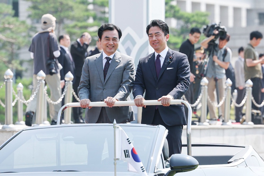 Menteri Pertahanan Nasional Ahn Gyu-Back dan Menteri Pertahanan Jepang Koizumi Shinjiro terlihat sedang melakukan inspeksi kendaraan pada upacara penyambutan menjelang Pertemuan Menteri Pertahanan Korea&ndash;Jepang yang digelar di lapangan upacara Kementerian Pertahanan di Yongsan-gu, Seoul, pada tanggal 28 Juni 2026. (Facebook Kementerian Pertahanan Nasional)