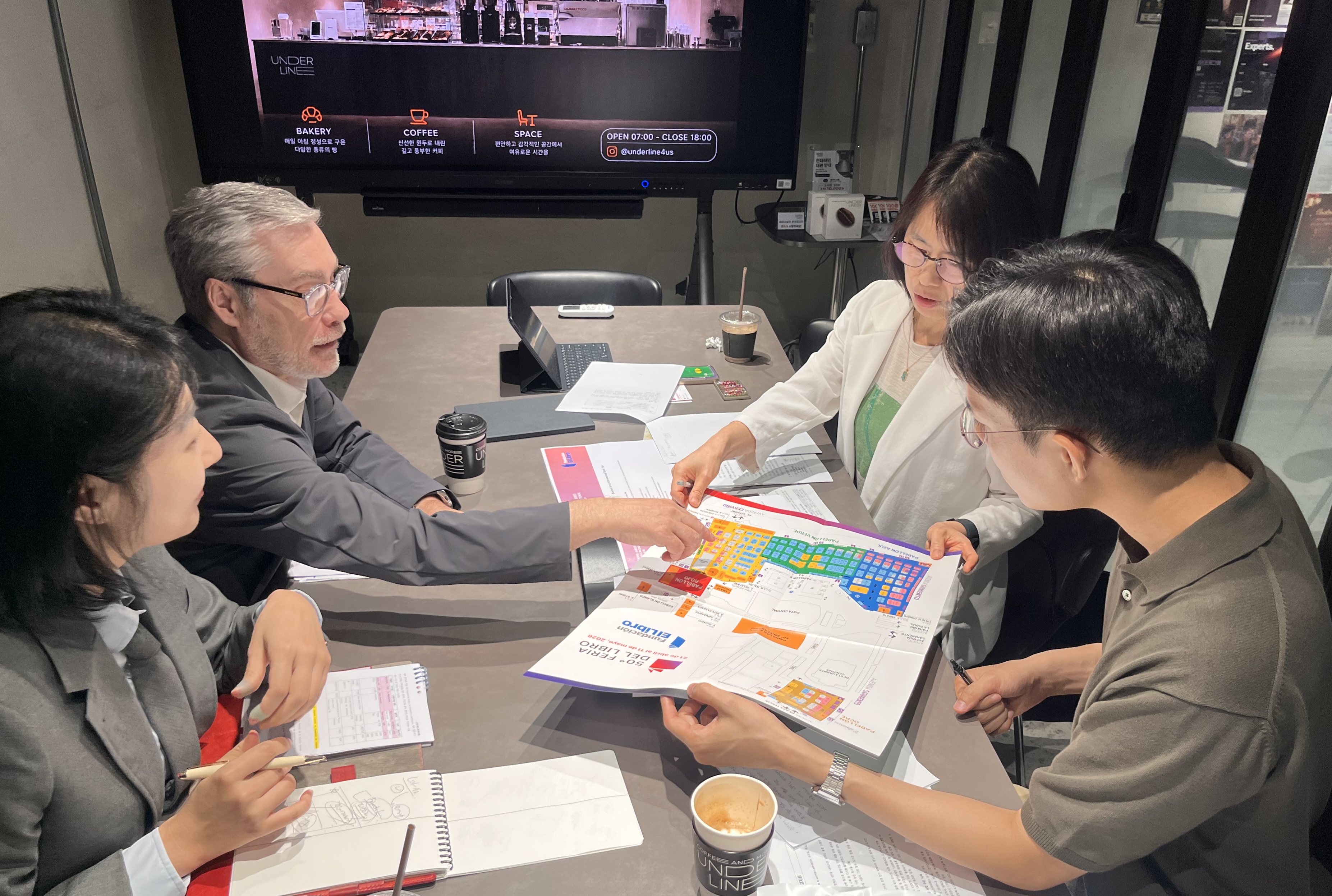Ezequiel Mart&iacute;nez (kedua dari kiri), Direktur Pameran Buku Internasional Buenos Aires, memberikan gambaran mengenai Pameran Buku Internasional Buenos Aires kepada delegasi Korea Publication Industry Promotion Agency (KPIPA) sambil memperlihatkan peta pameran di sebuah ruang seminar di Gangnam-gu, Seoul, pada tanggal 26 Juni 2026. (KOFICE)