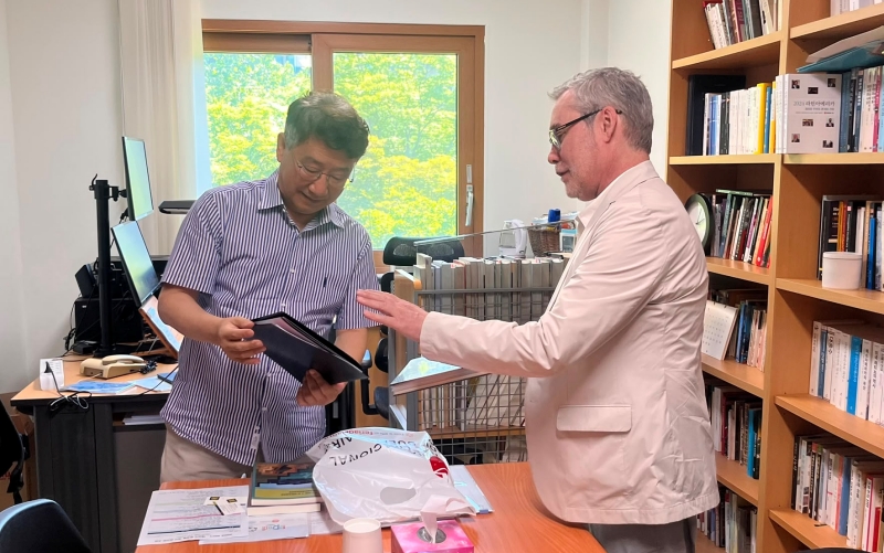 Ezequiel Mart&iacute;nez (kanan), Direktur Pameran Buku Internasional Buenos Aires, bertemu dengan Direktur Institute of Latin American Studies, Seoul National University, Woo Suk-kyun, di Institute of Latin American Studies, Seoul National University, Gwanak-gu, Seoul, pada tanggal 23 Juni 2026. (KOFICE)