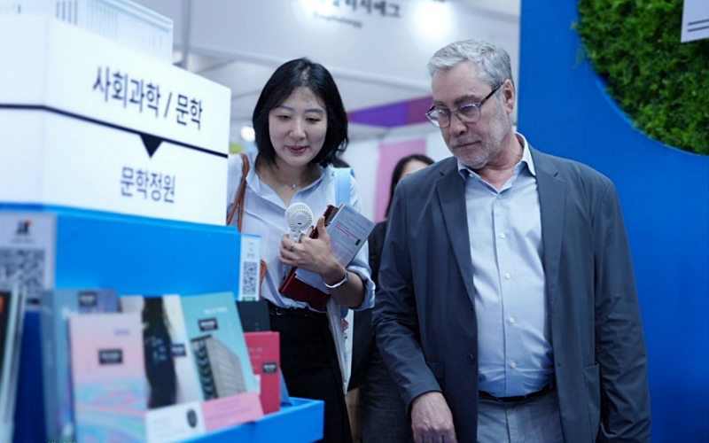 Ezequiel Mart&iacute;nez (kanan), Direktur Pameran Buku Internasional Buenos Aires, mengunjungi Pameran Buku Internasional Seoul 2026 yang digelar di COEX, Gangnam-gu, Seoul, pada tanggal 24 Juni 2026. (KOFICE)