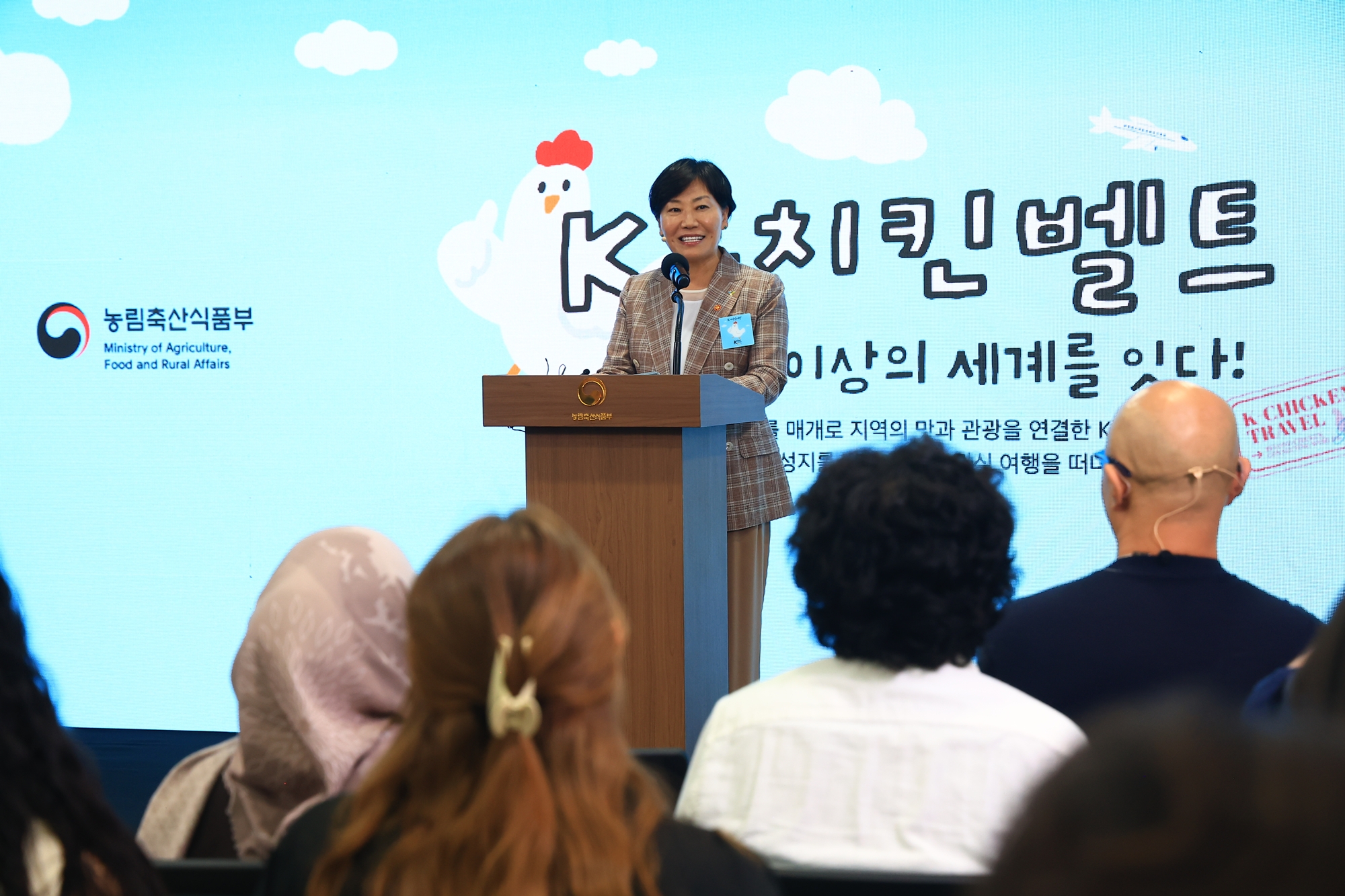 Menteri Pertanian, Pangan, dan Peternakan, Song Mi-ryung, mengumumkan K-Gastronomy Journey dalam pertemuan yang digelar pada tanggal 29 Juni 2026 di Kompleks Pemerintahan Sejong.   