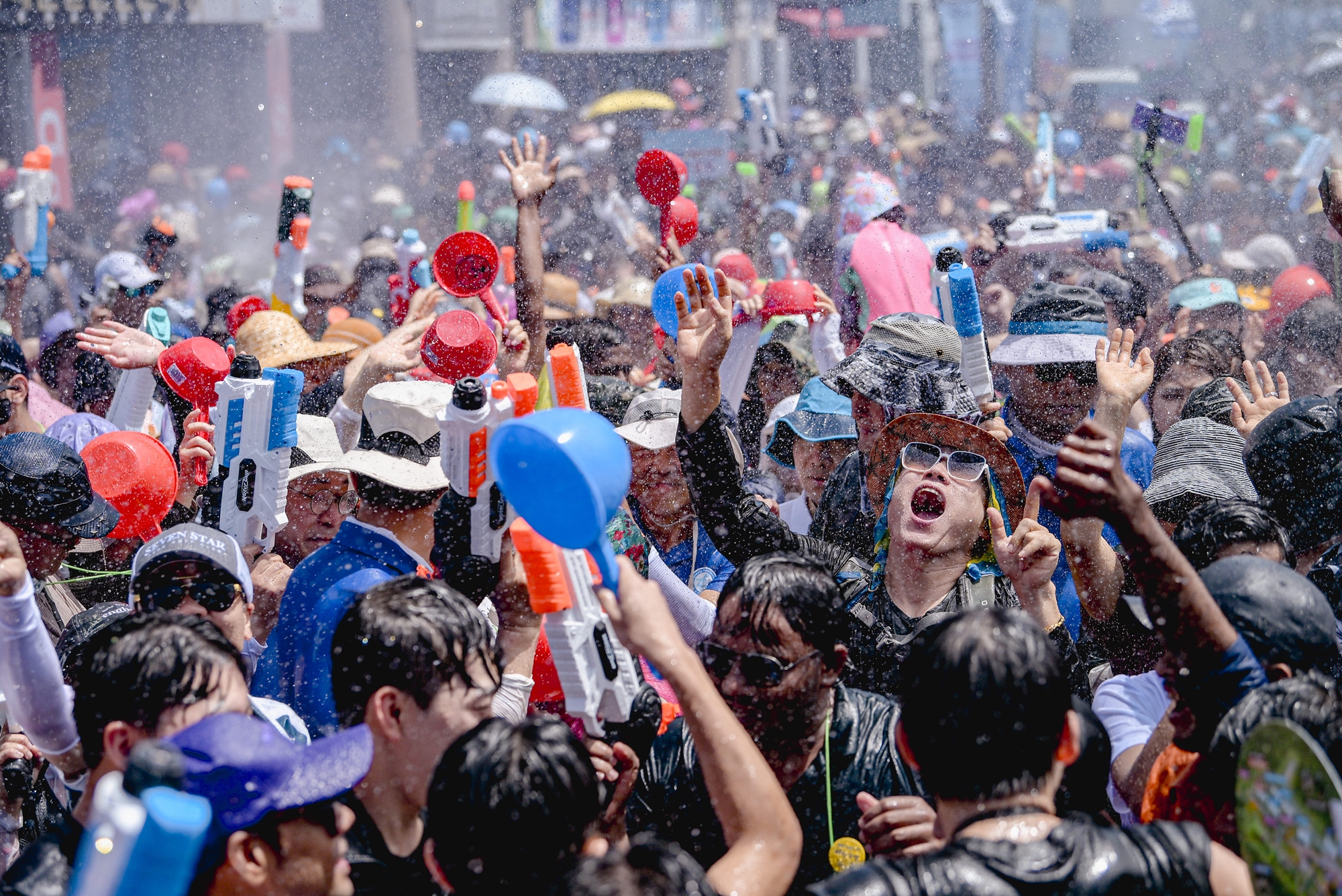 Suasana Perang Air Terbesar di Dunia, salah satu program utama Festival Air Jeongnamjin Jangheung ke-18 yang digelar di sekitar Sungai Tamjin dan Hutan Cypress Woodland di Jangheung-gun pada tanggal 26 Juli&ndash;3 Agustus 2025. (Laman resmi Festival Air Jeongnamjin Jangheung)