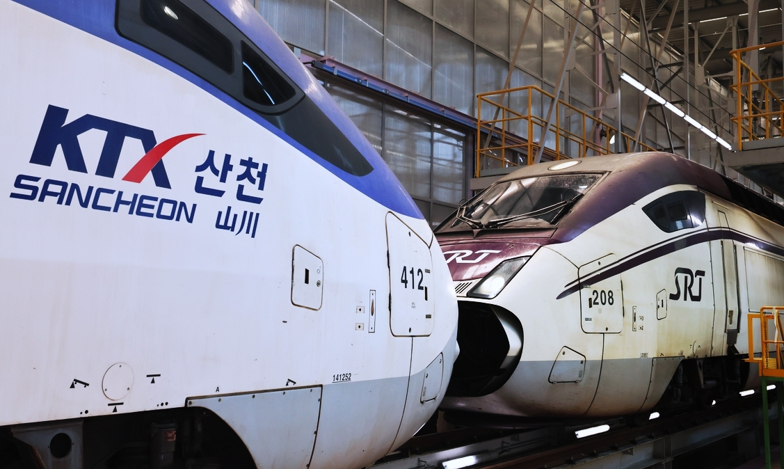 Aplikasi baru untuk reservasi seluruh jenis kereta cepat, termasuk KTX dan SRT, akan diluncurkan pada bulan Agustus 2026. Foto di atas menunjukkan menunjukkan kereta jenis KTX dan SRT yang tersambung. (KORAIL)  