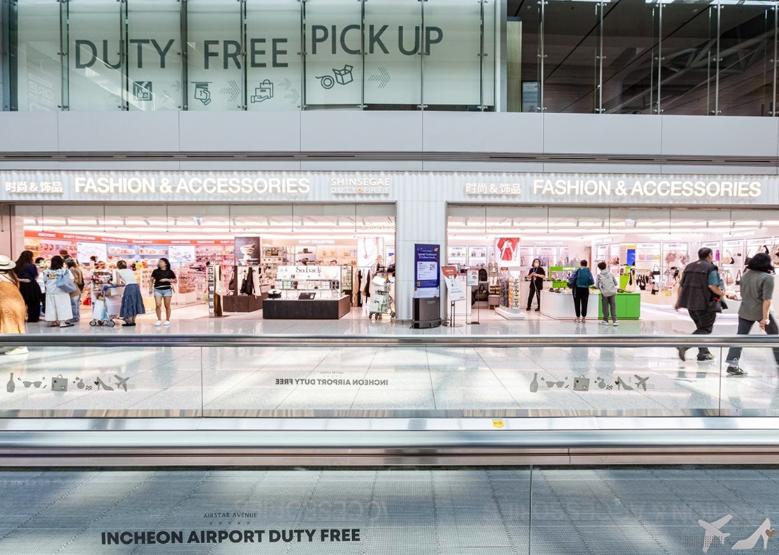 Proses penukaran barang bebas bea di bawah 800 dolar dipermudah mulai Juli 2026. Foto di atas menunjukkan toko bebas bea Shinsegae di Bandara Internasional Incheon. (Shinsegae Duty Free)  
